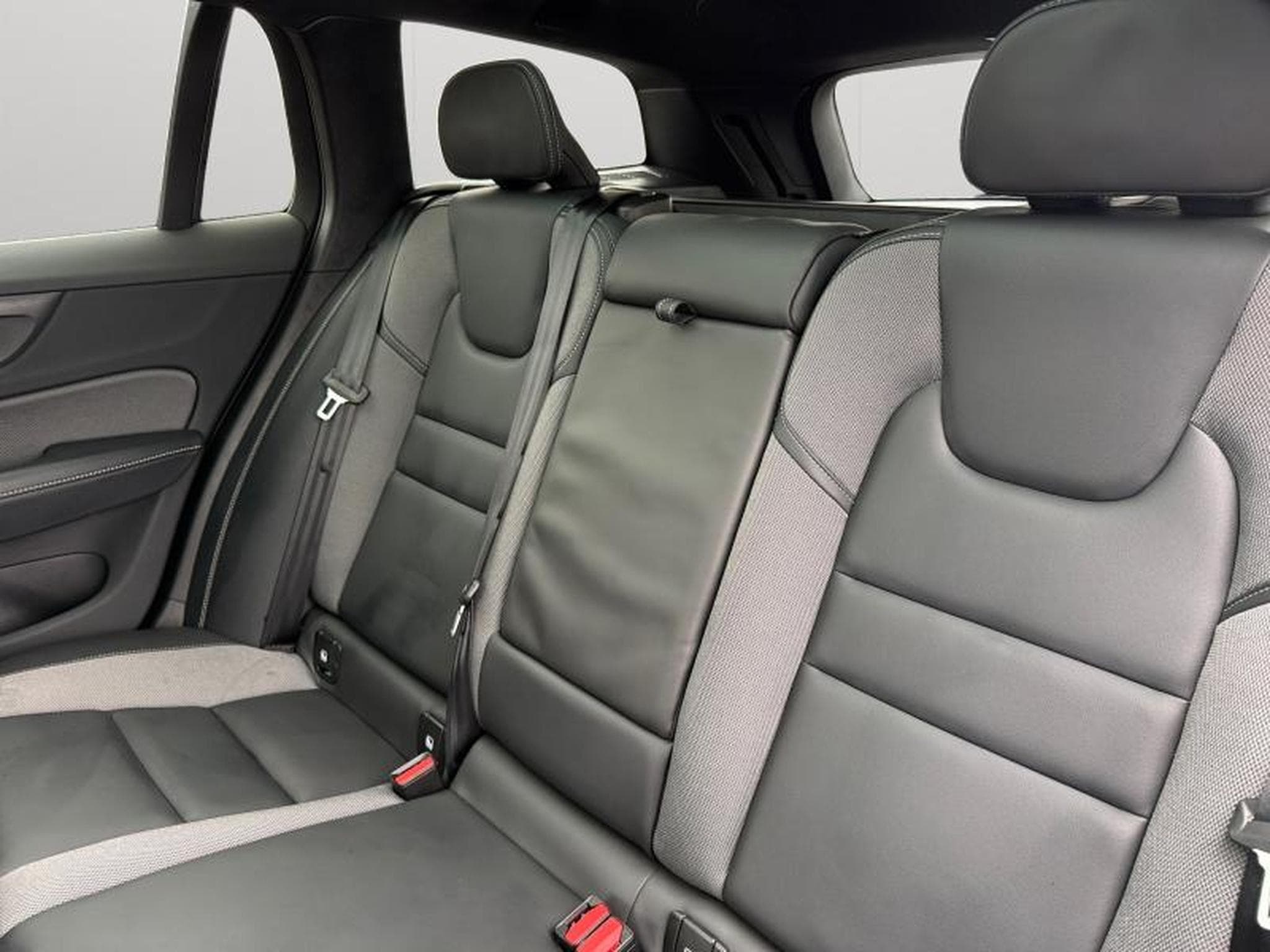 Volvo V60 B4 Plus Dark / Essence (2025) - Foto 13