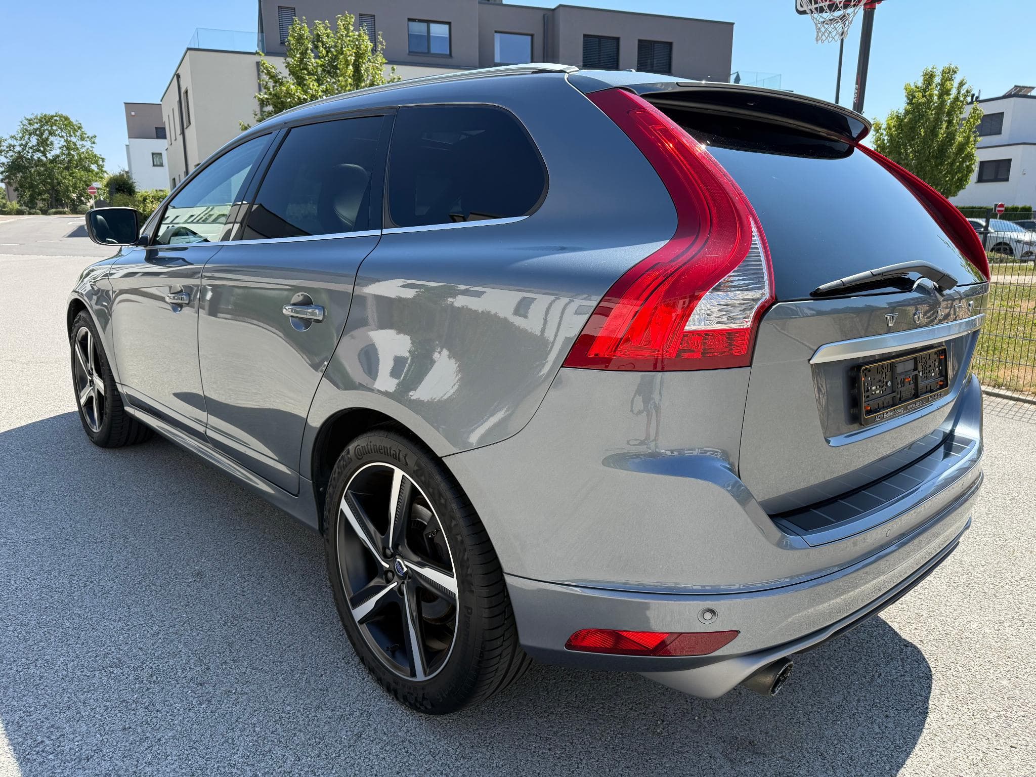 Volvo XC60 T6 AWD R-DESIGN 2.0 MOMENTUM 306 PS (2016) - Photo 3