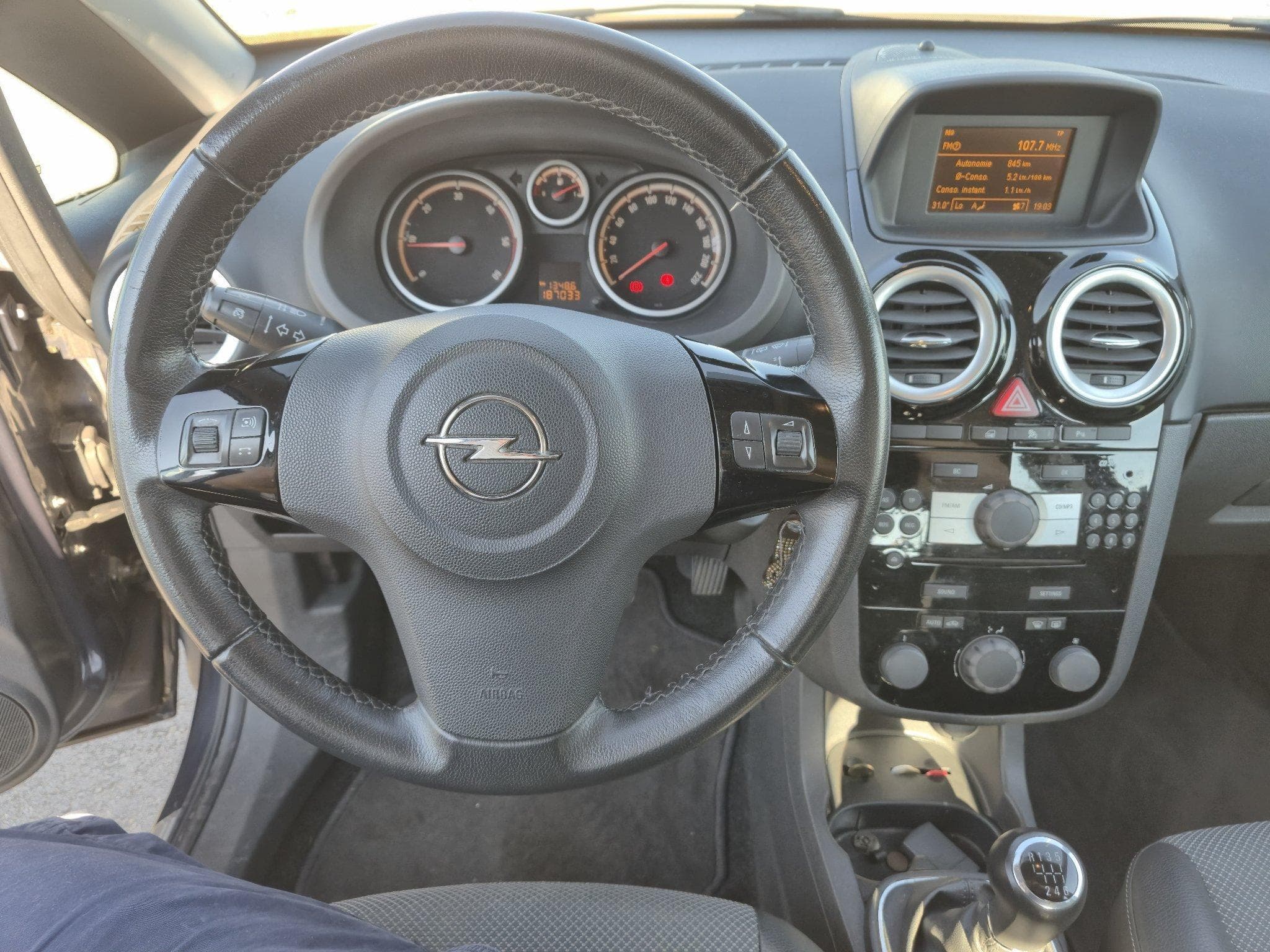 Opel Corsa 1.7 CDTI (2010) - Photo 3