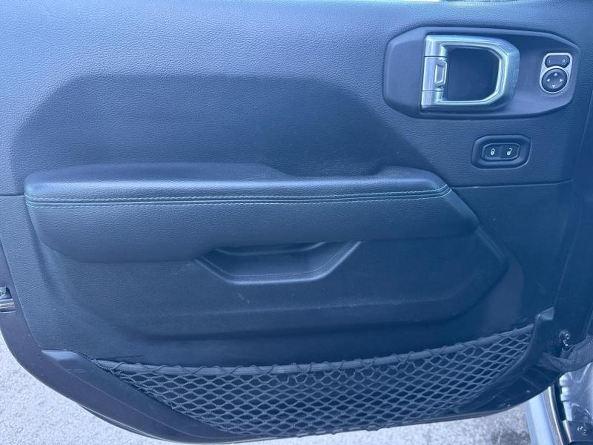 Jeep Wrangler SAHARA / Hybride (2022) - Foto 19