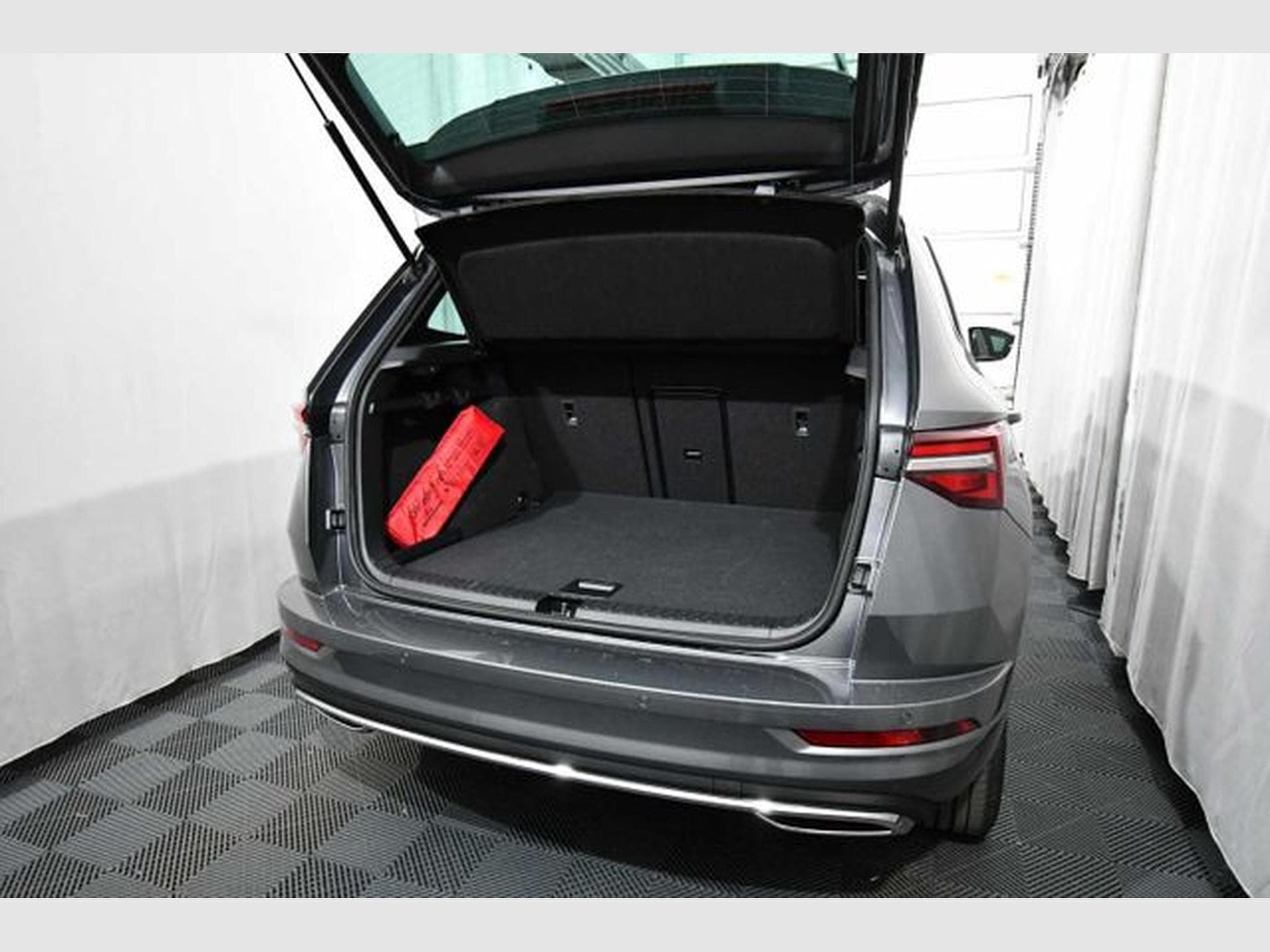 Skoda Karoq Karoq 1.5 TSI DSG Sportline - AHK, Navi, Kamera (2025) - Foto 4