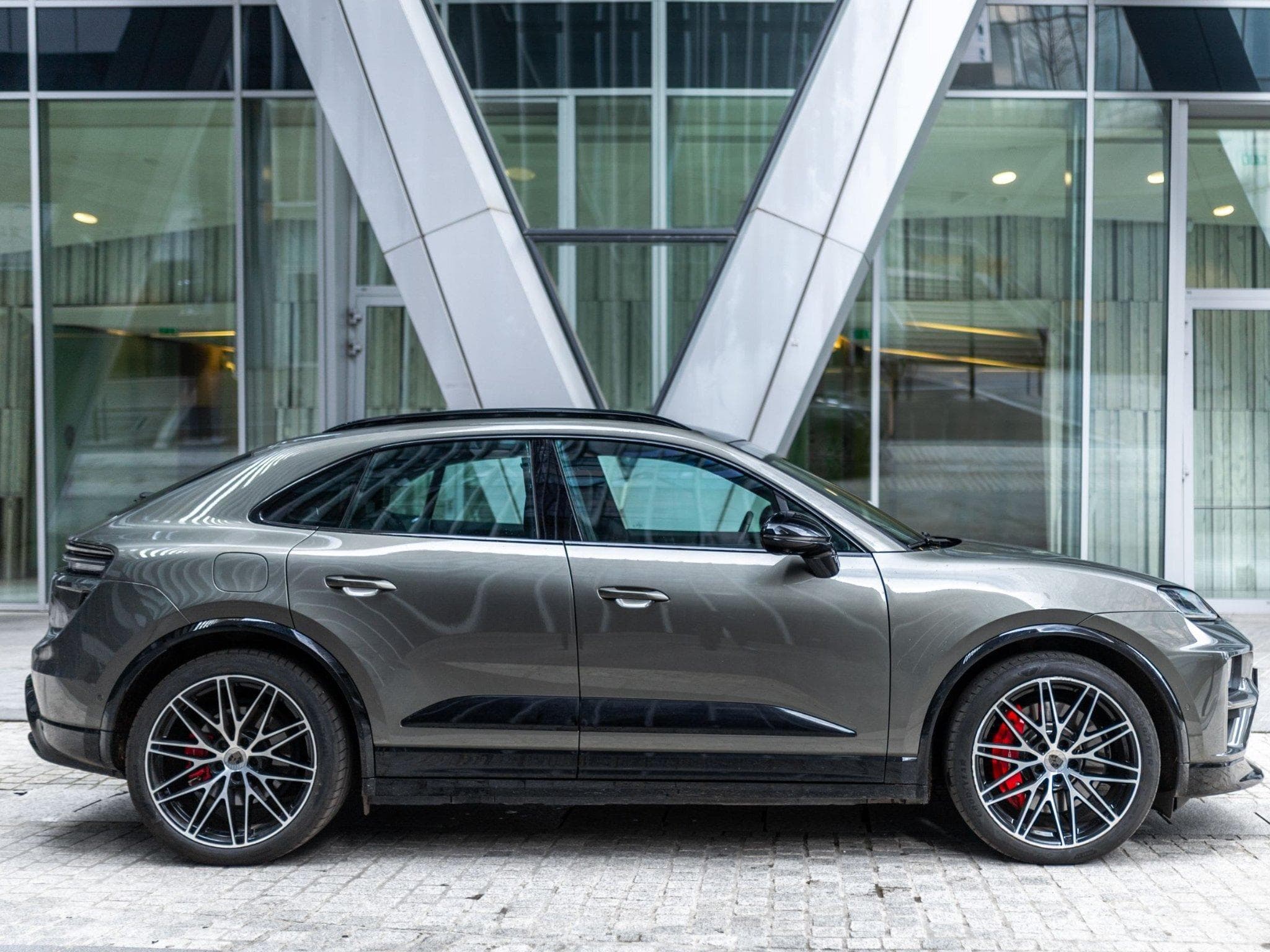 Porsche Macan Turbo Electric (2024) - Photo 2