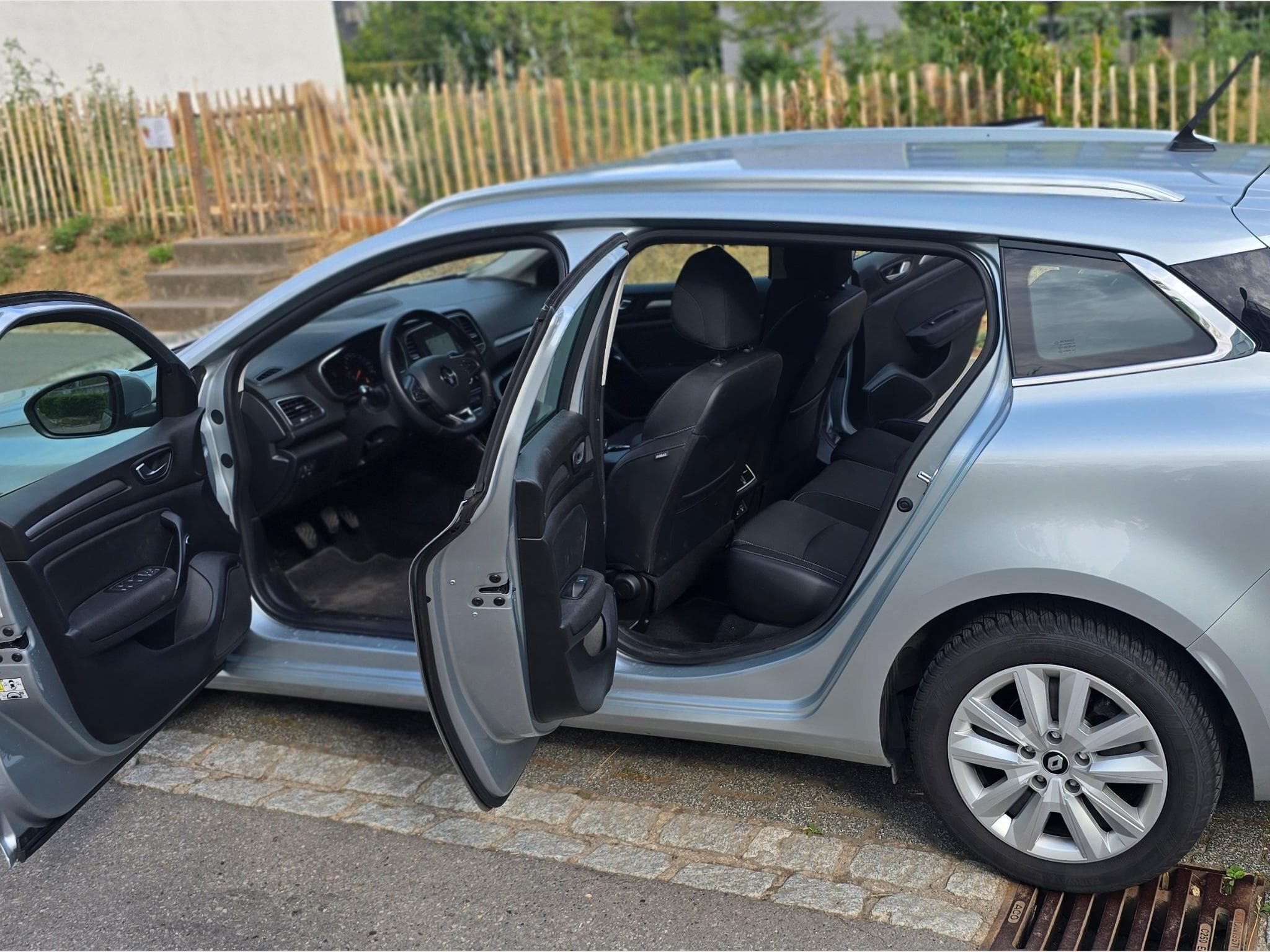 Renault Megane Megane IV Estate blue dCi 115 Business (2022) - Photo 3