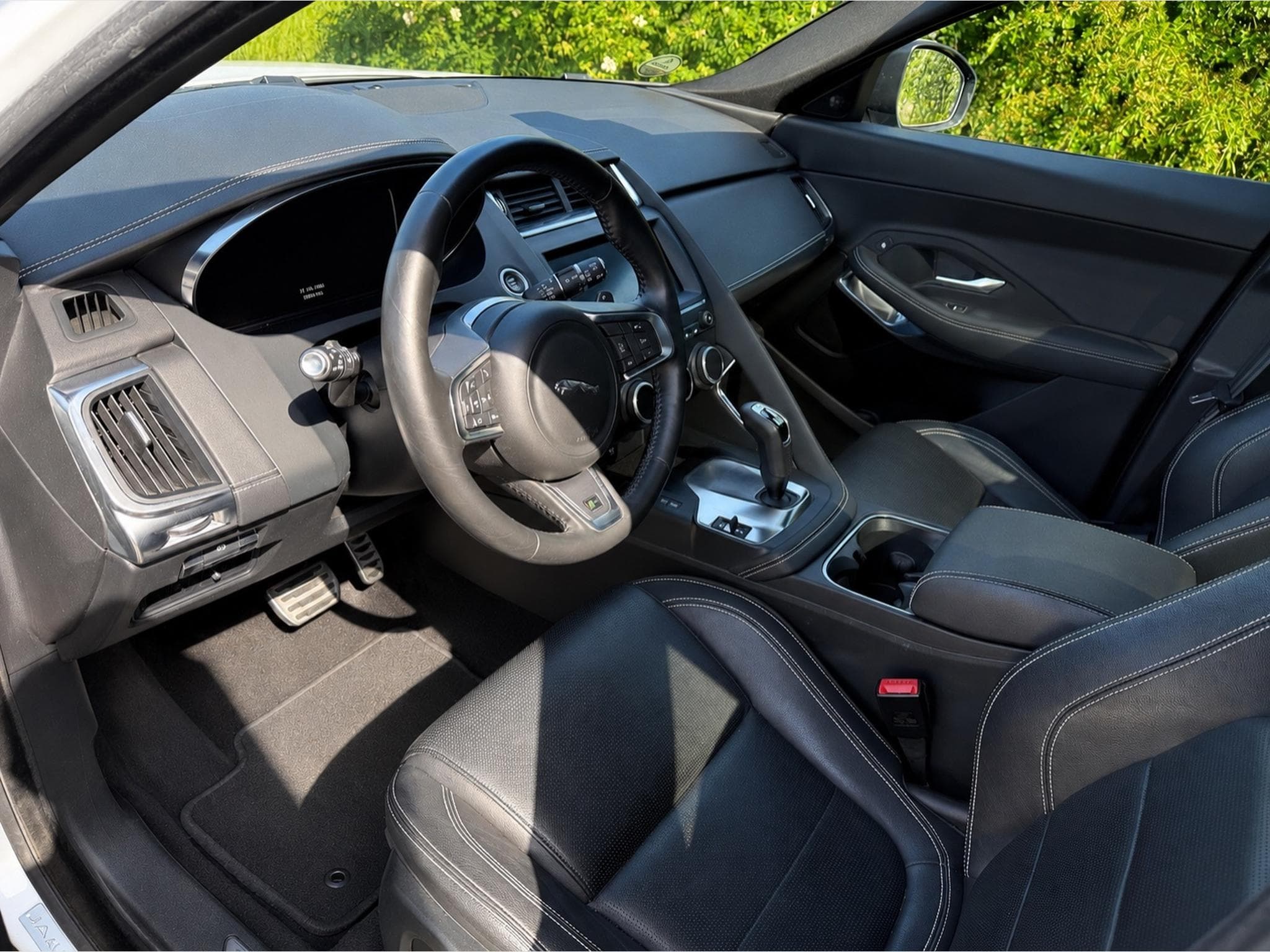 Jaguar E-Pace R-Dynamic D150 AWD (2019) - Photo 3