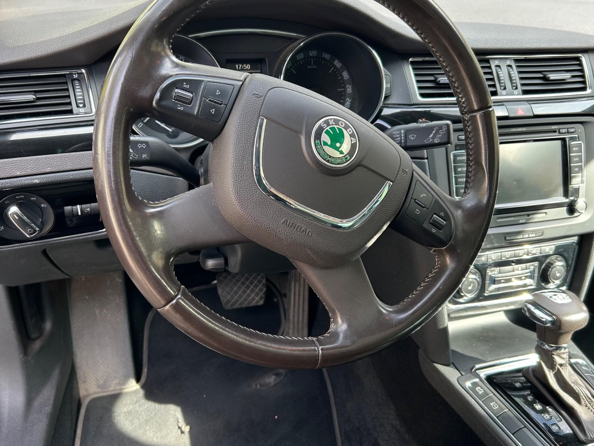Skoda Superb Superb Combi Elegance L&K 2.0 (2012) - Foto 3