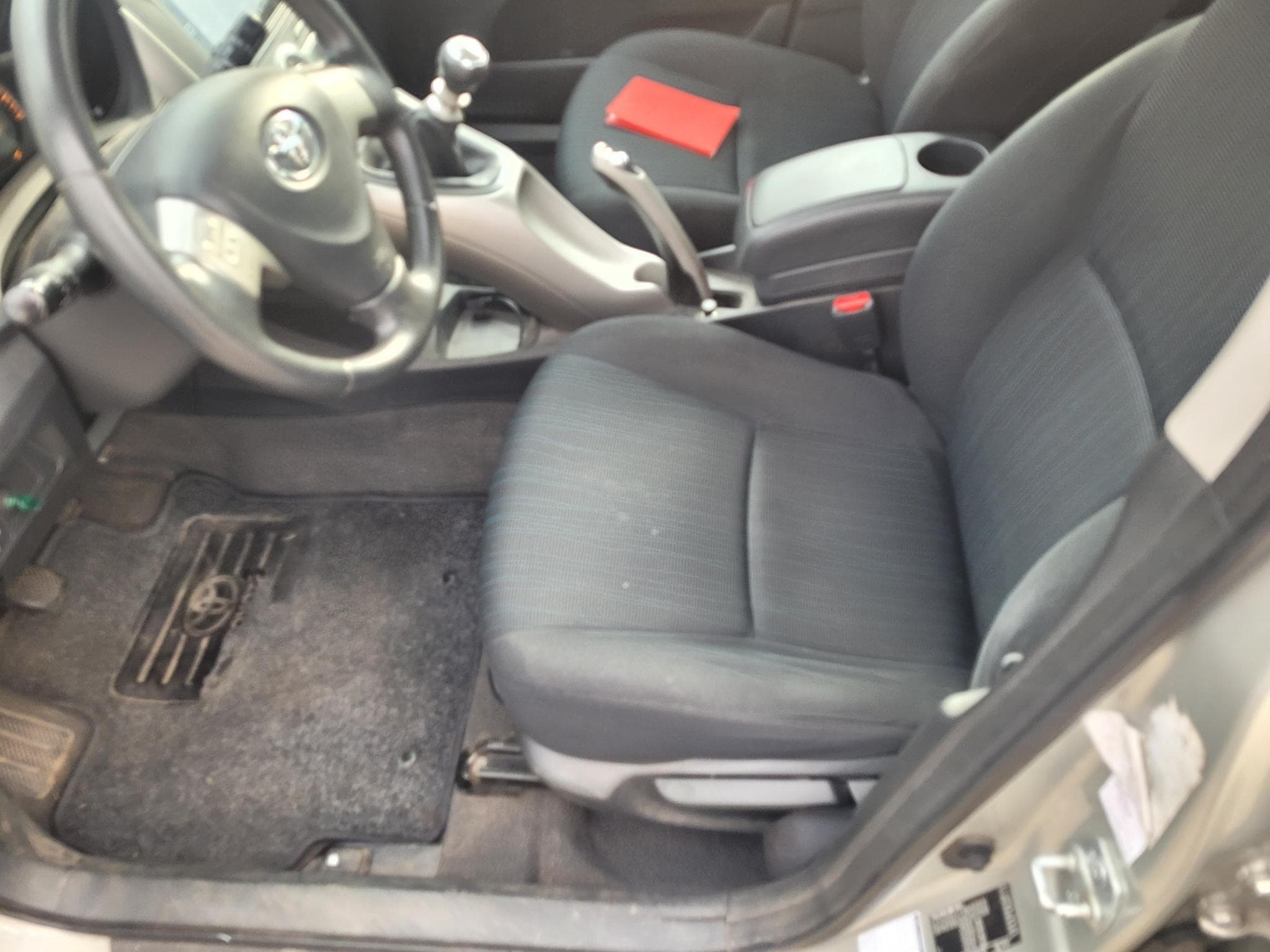 Toyota Auris 2,0 TDI (2006) - Photo 5