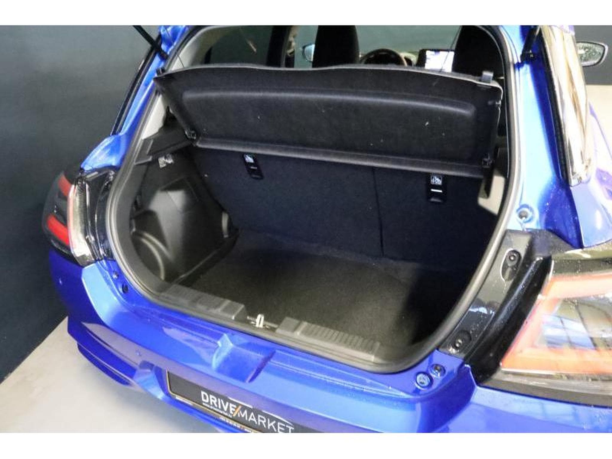 Suzuki Swift GL+ (2026) - Photo 8