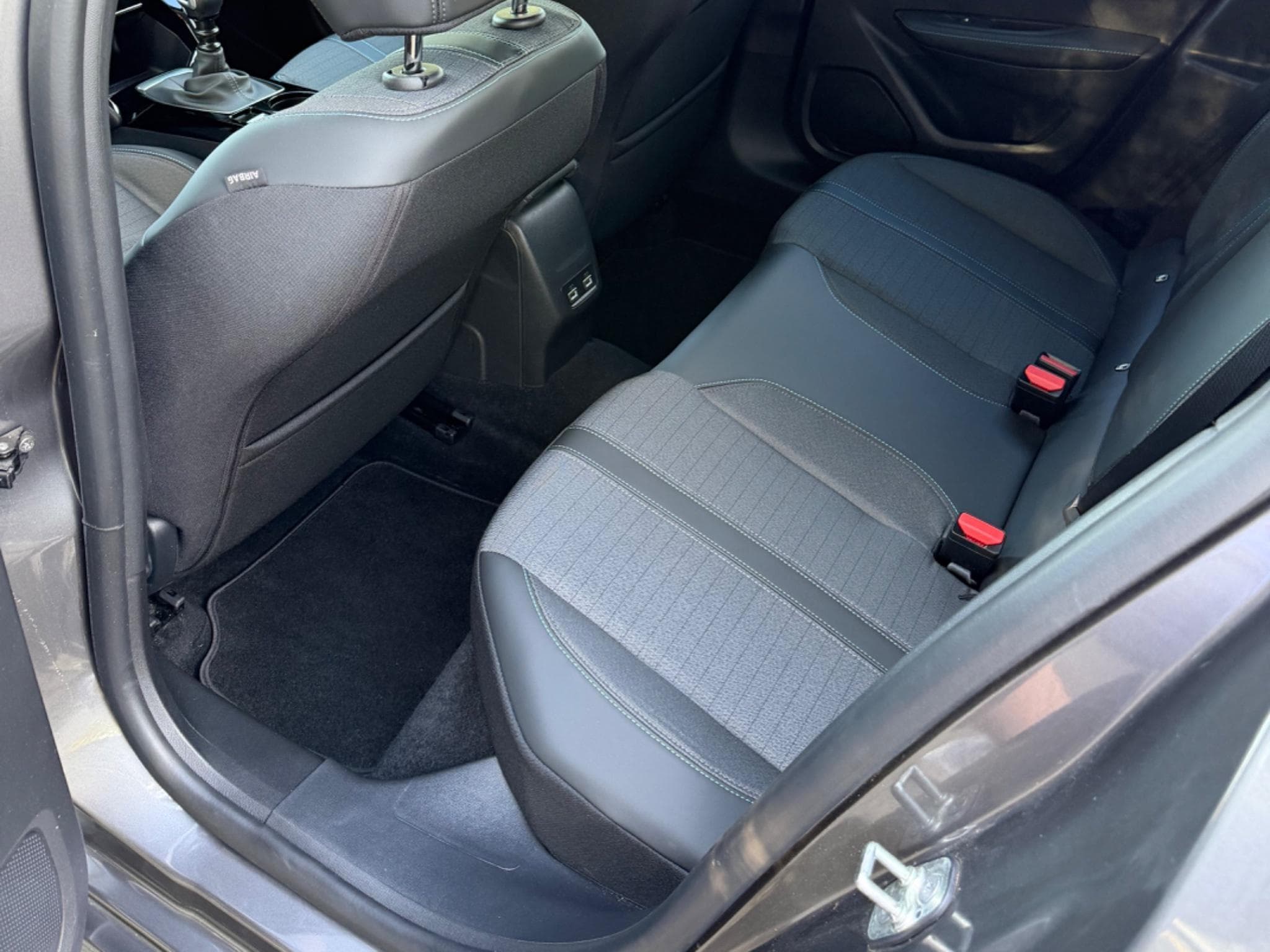 Peugeot 208 Allure Pack (2023) - Photo 9