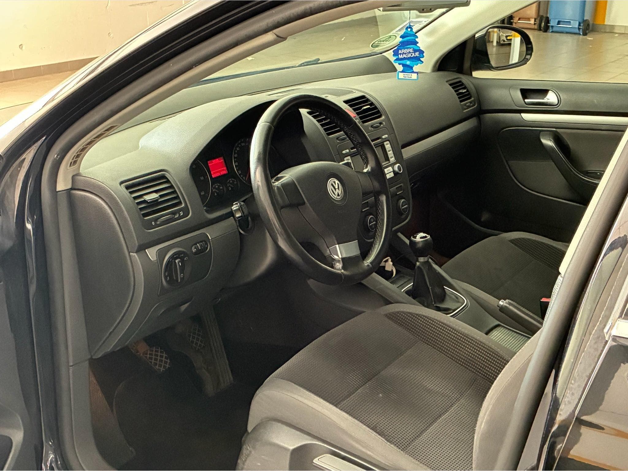 VW Jetta 2.0L TDI Clean Diesel (2009) - Photo 12