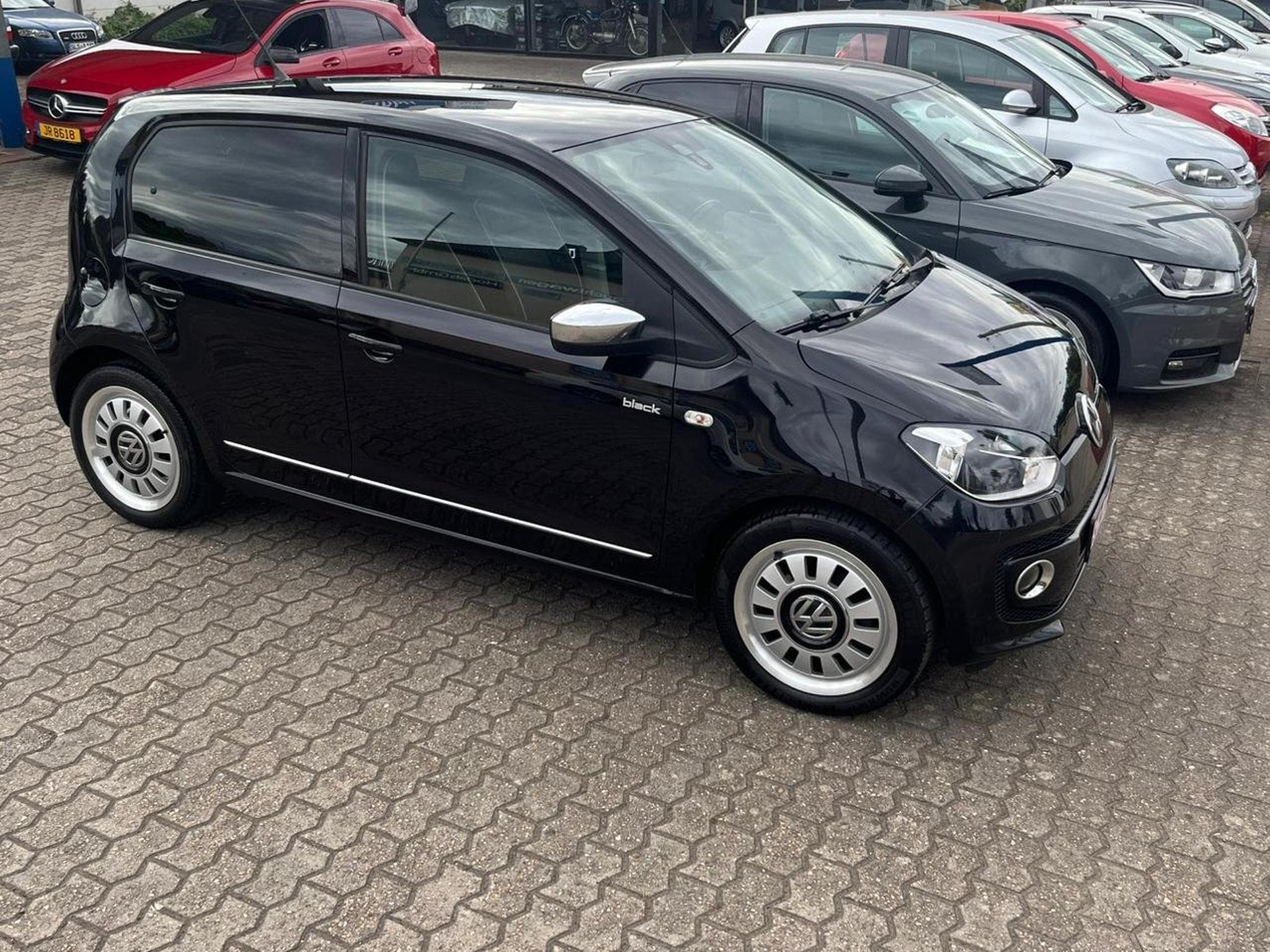 VW UP Black édition (2013) - Photo 1