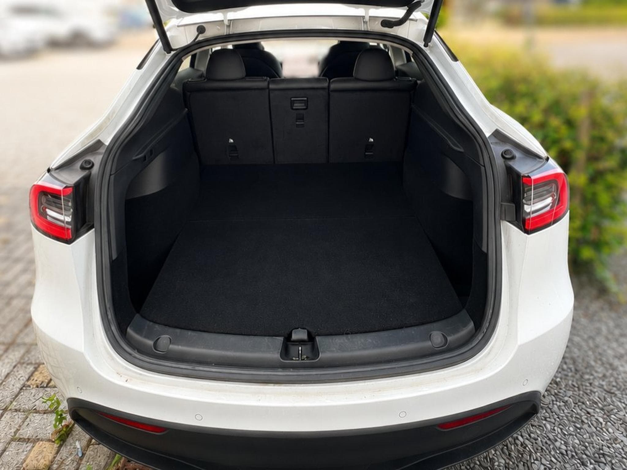 Tesla Model Y Long Range AWD Dual Motor (2022) - Photo 4