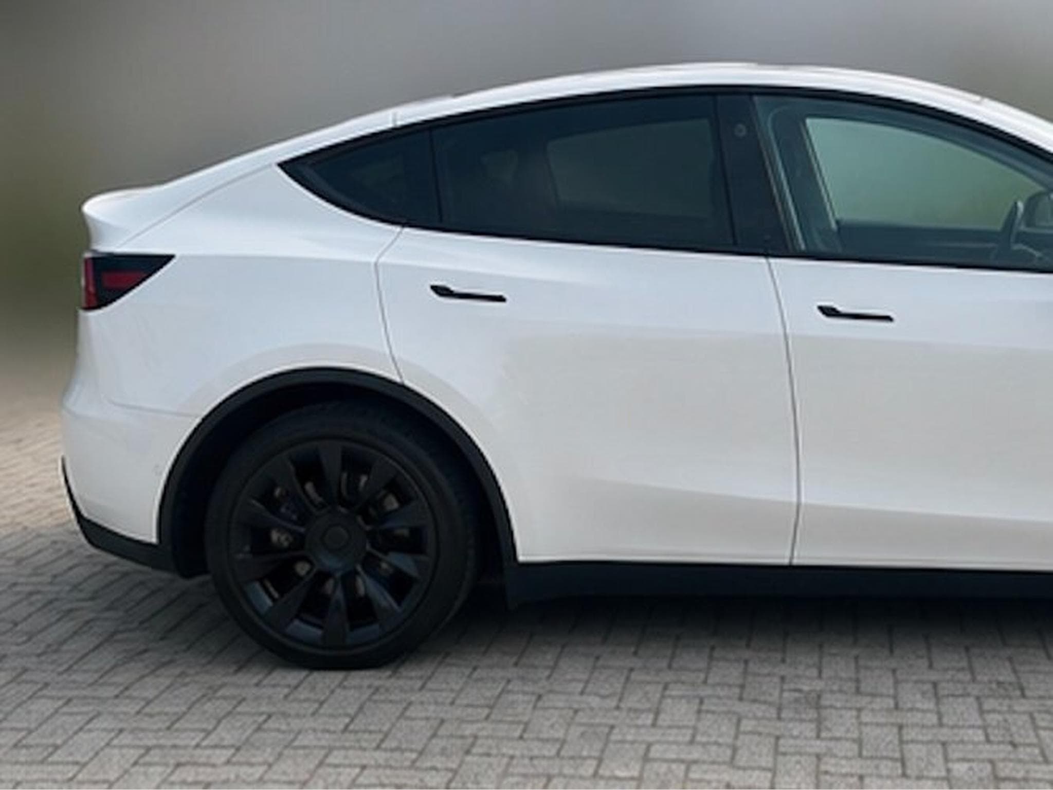 Tesla Model Y Long Range AWD Dual Motor (2022) - Photo 6