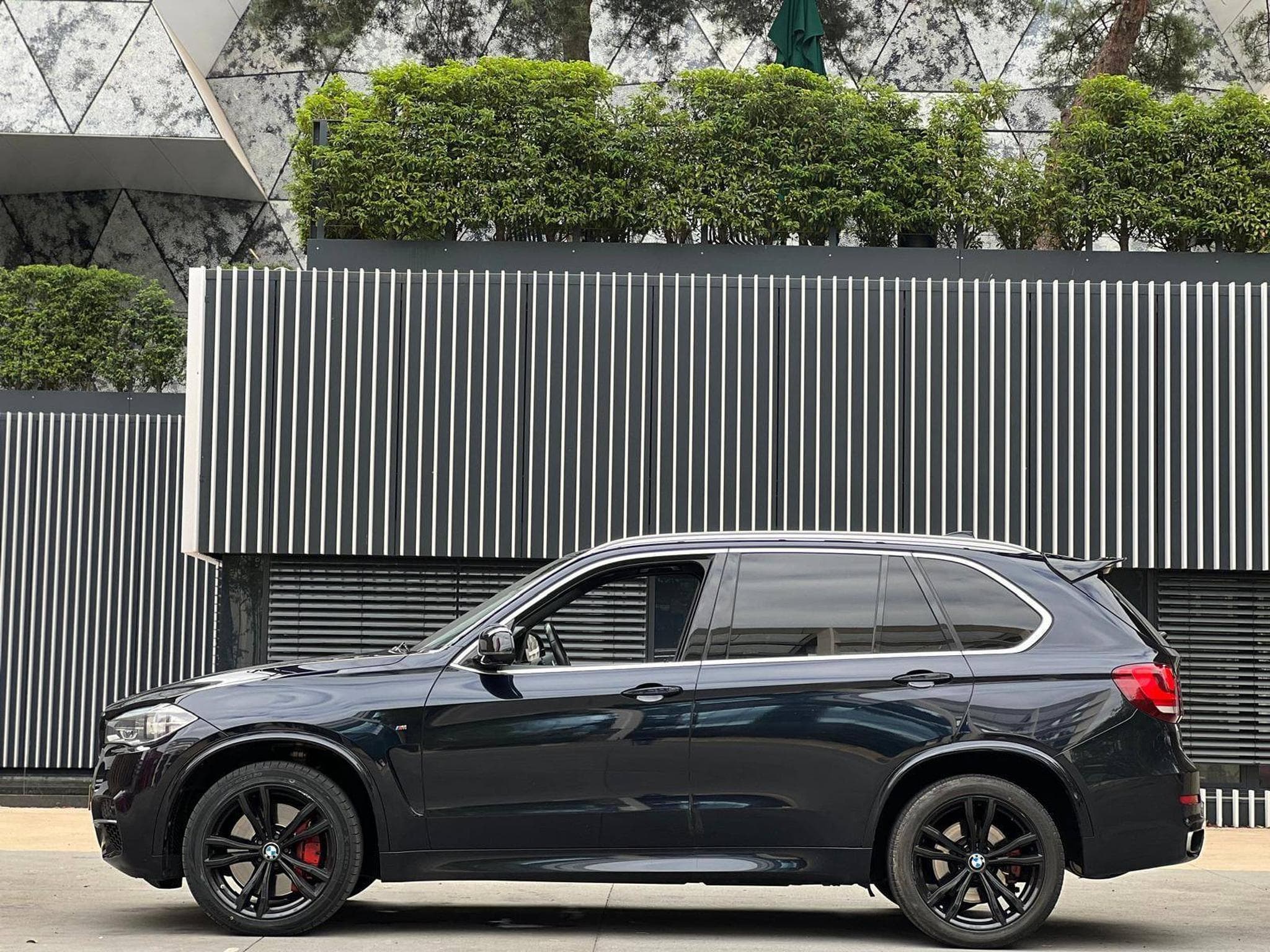 BMW X5 50D / Pack M / Camera 360 / 7 Places / (2015) - Foto 8