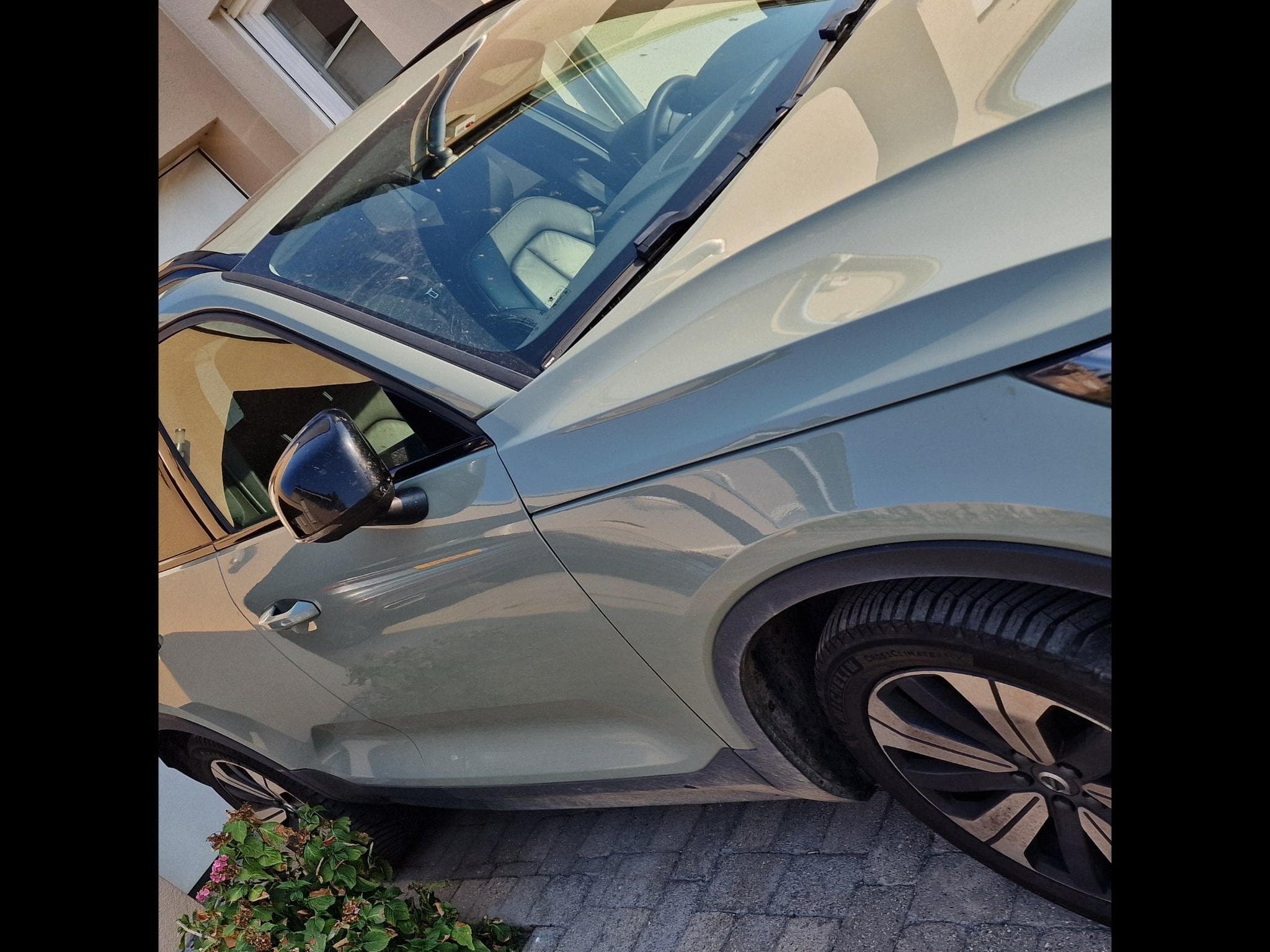 Volvo XC40 T5 Plug-In Hybrid Ultimate Dark (2023) - Photo 2