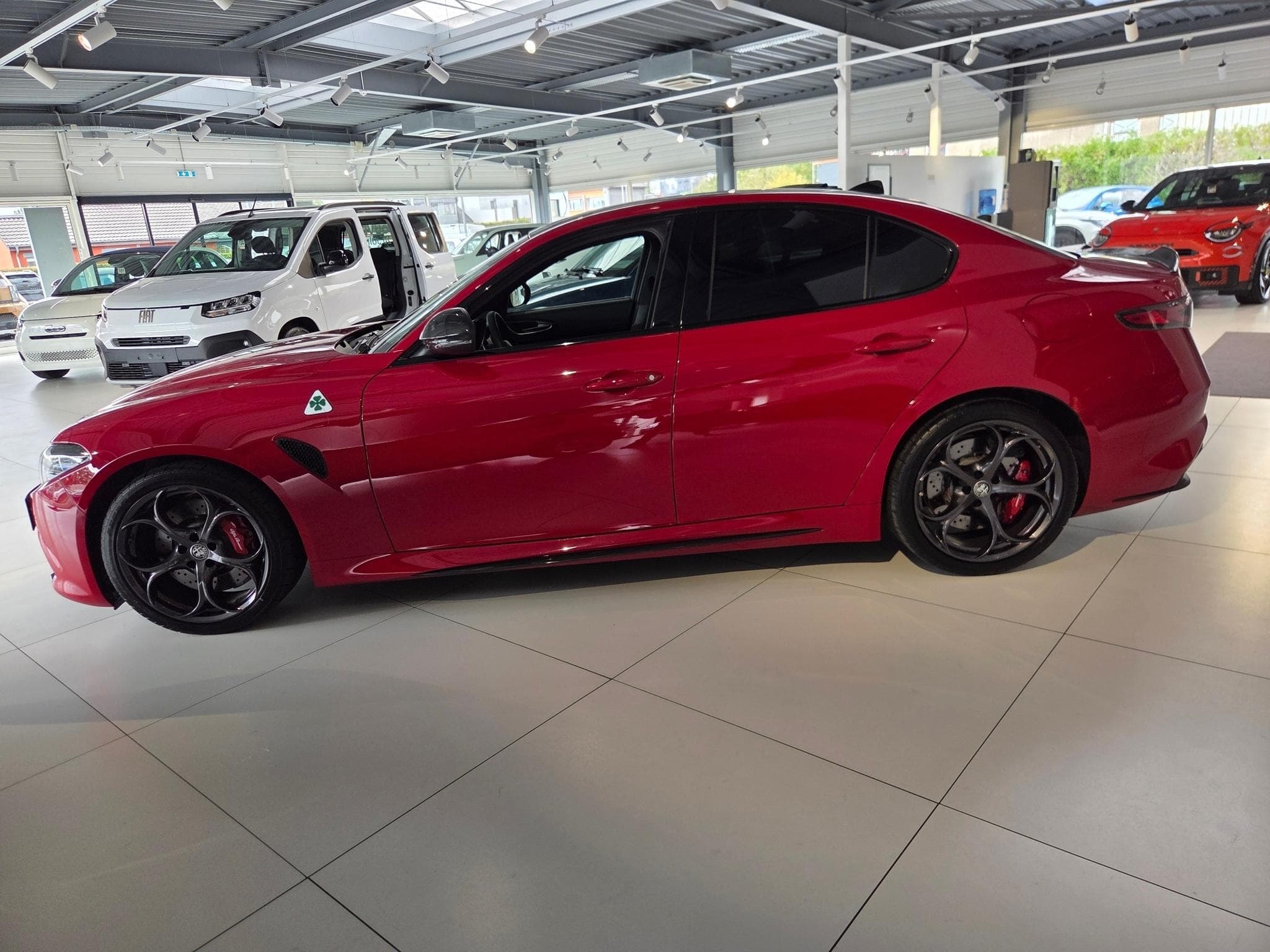 Alfa-Romeo Giulia QUADRIFOGLIO 2.9 V6 BI-TURBO 520 AT8 (2024) - Photo 17