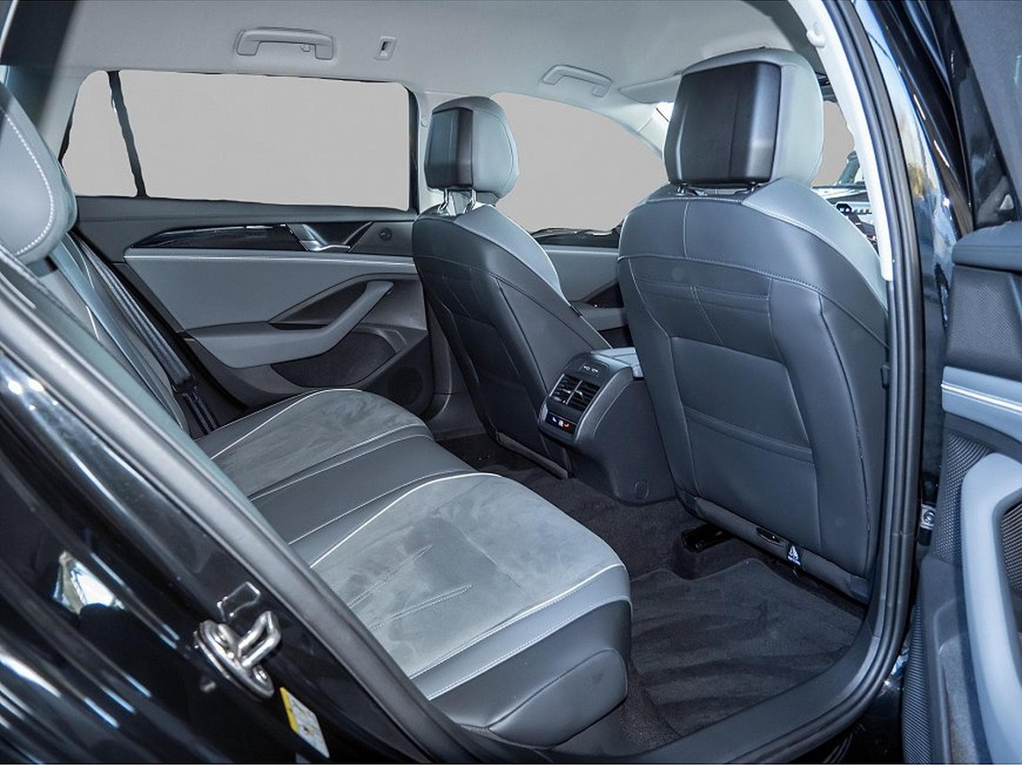 VW Passat (2025) - Photo 4