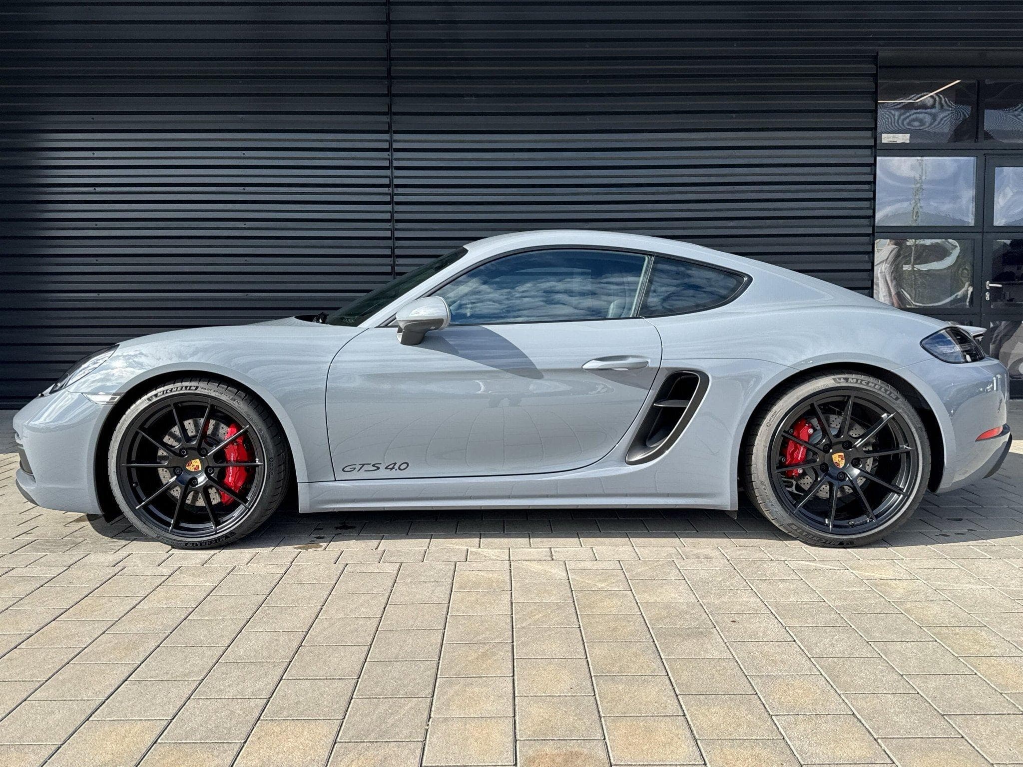 Porsche 718 GTS 4.0 (2024) - Photo 1