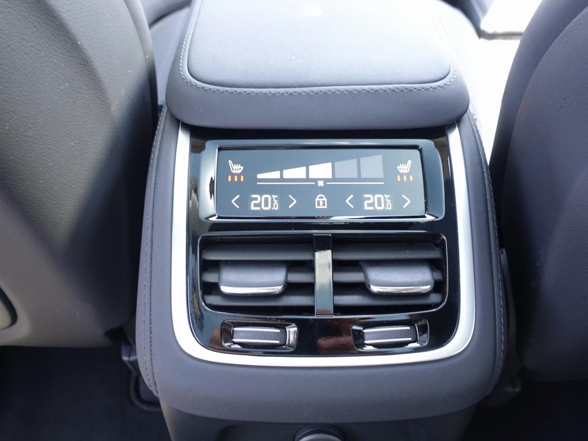 Volvo XC90 Plus Bright T8 AWD/ Pano/HeadUp/360° (2025) - Photo 13