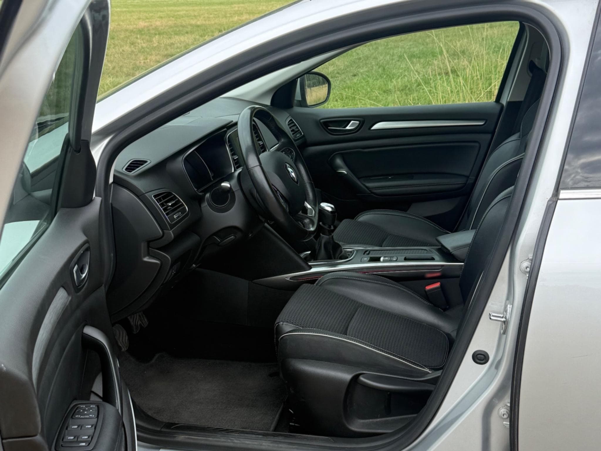 Renault Megane Bose Edition blue dCi 115 (2020) - Photo 9