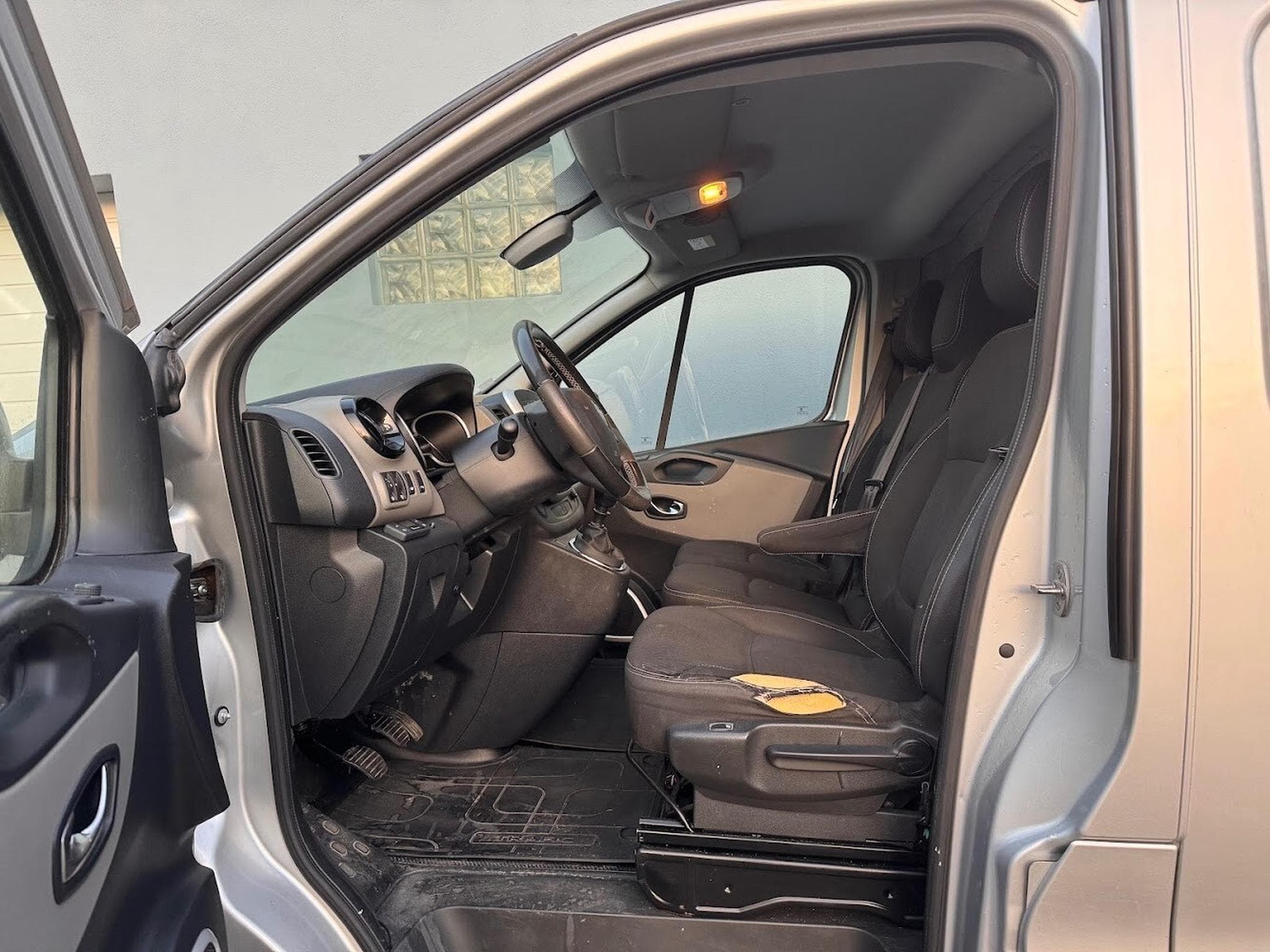 Renault Trafic 1.6 DCI 120 CV L1H1 SIEGES CHAUFFANTS ATTELAGE CLIM REG TEL (2014) - Photo 3