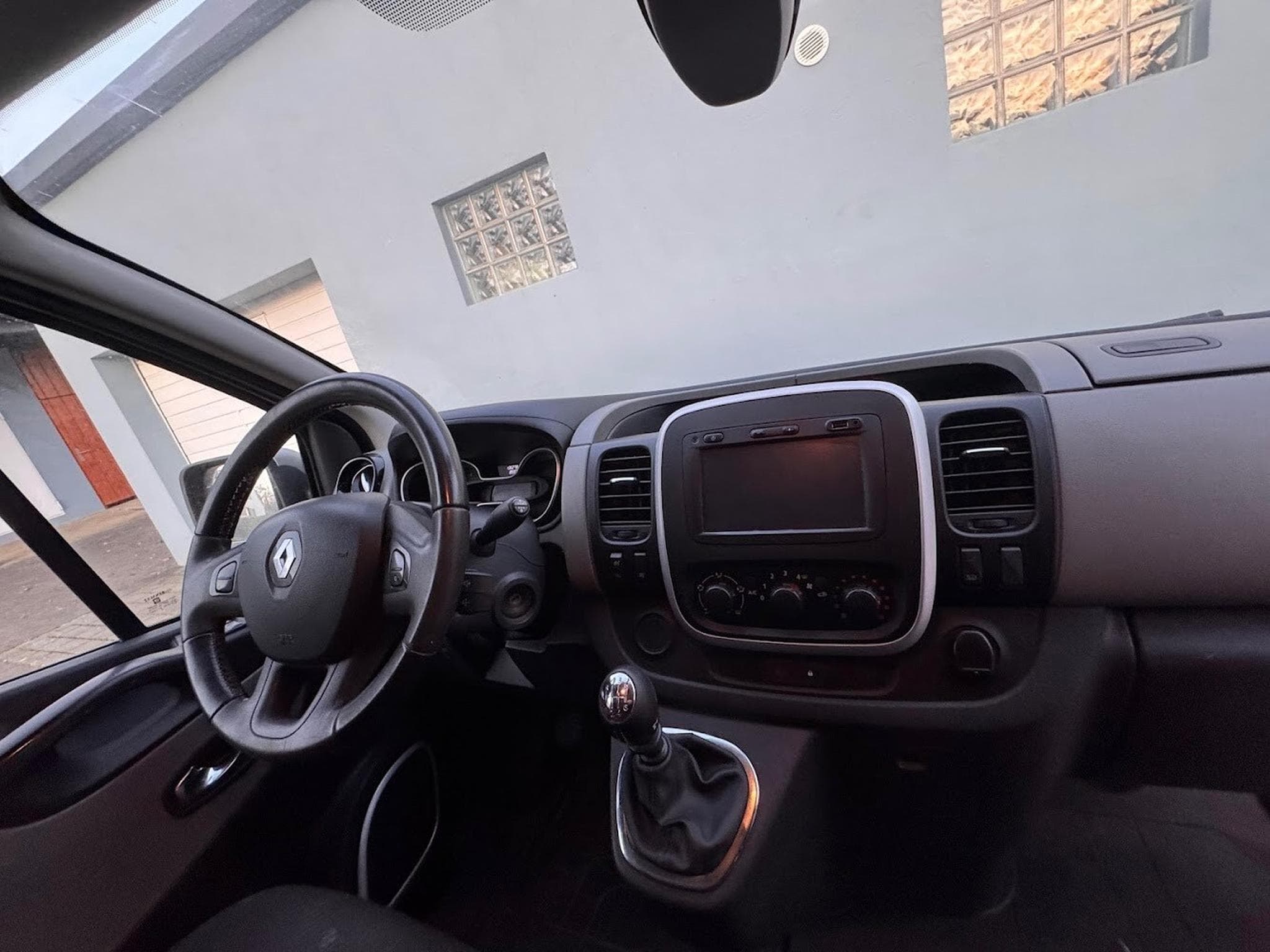Renault Trafic 1.6 DCI 120 CV L1H1 SIEGES CHAUFFANTS ATTELAGE CLIM REG TEL (2014) - Photo 5