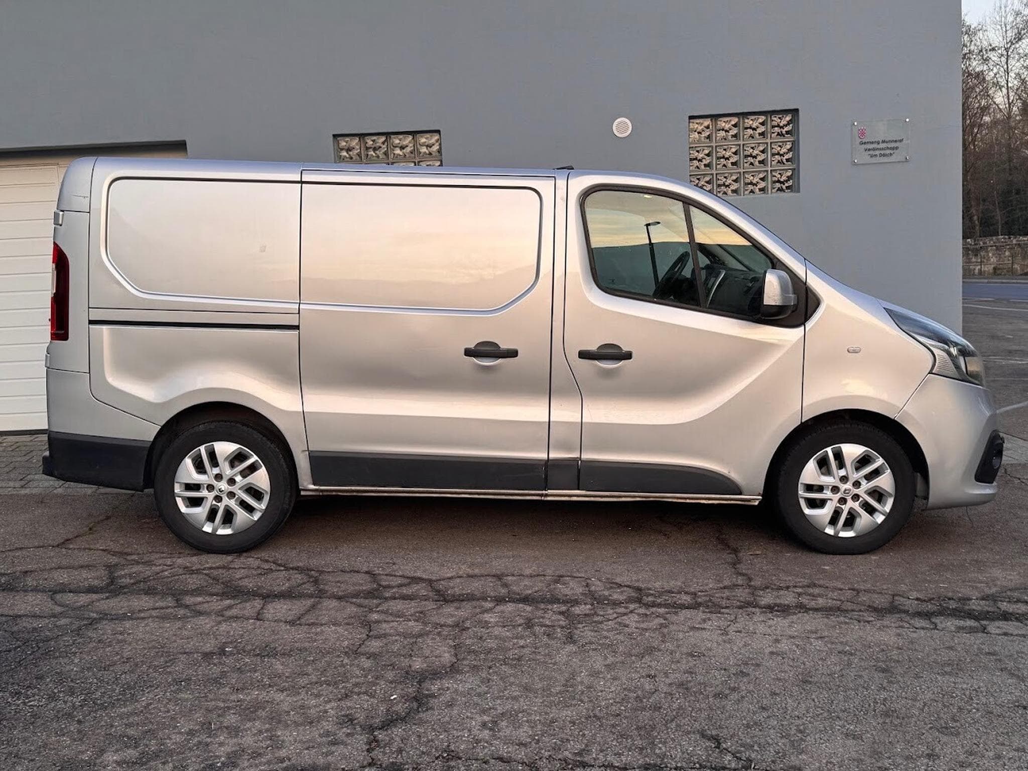Renault Trafic 1.6 DCI 120 CV L1H1 SIEGES CHAUFFANTS ATTELAGE CLIM REG TEL (2014) - Photo 11