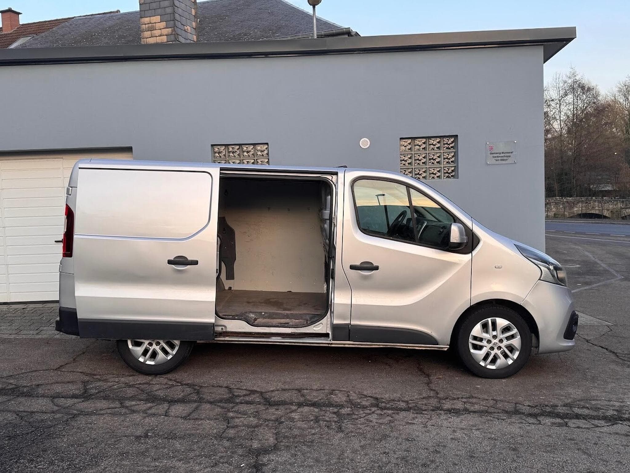 Renault Trafic 1.6 DCI 120 CV L1H1 SIEGES CHAUFFANTS ATTELAGE CLIM REG TEL (2014) - Photo 12