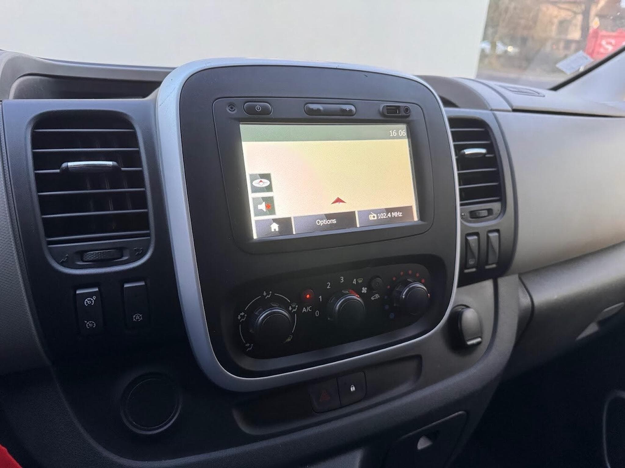 Renault Trafic 1.6 DCI 120 CV L1H1 SIEGES CHAUFFANTS ATTELAGE CLIM REG TEL (2014) - Photo 6