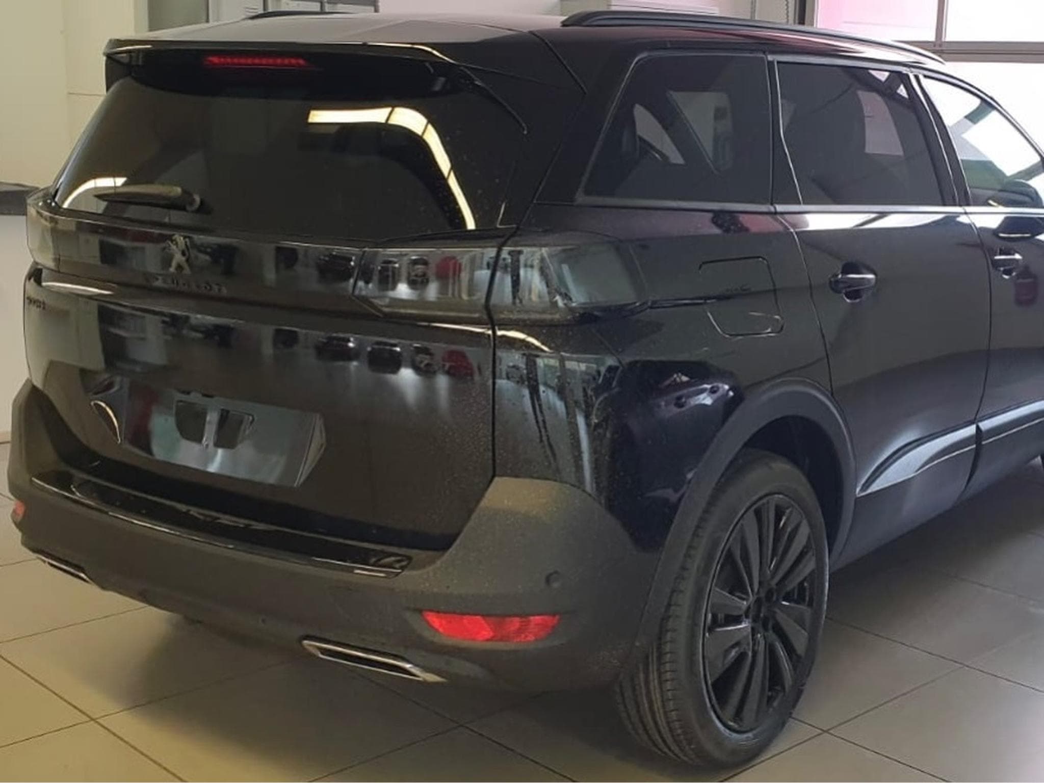 Peugeot 5008 GT Line Black Pack (2023) - Photo 2