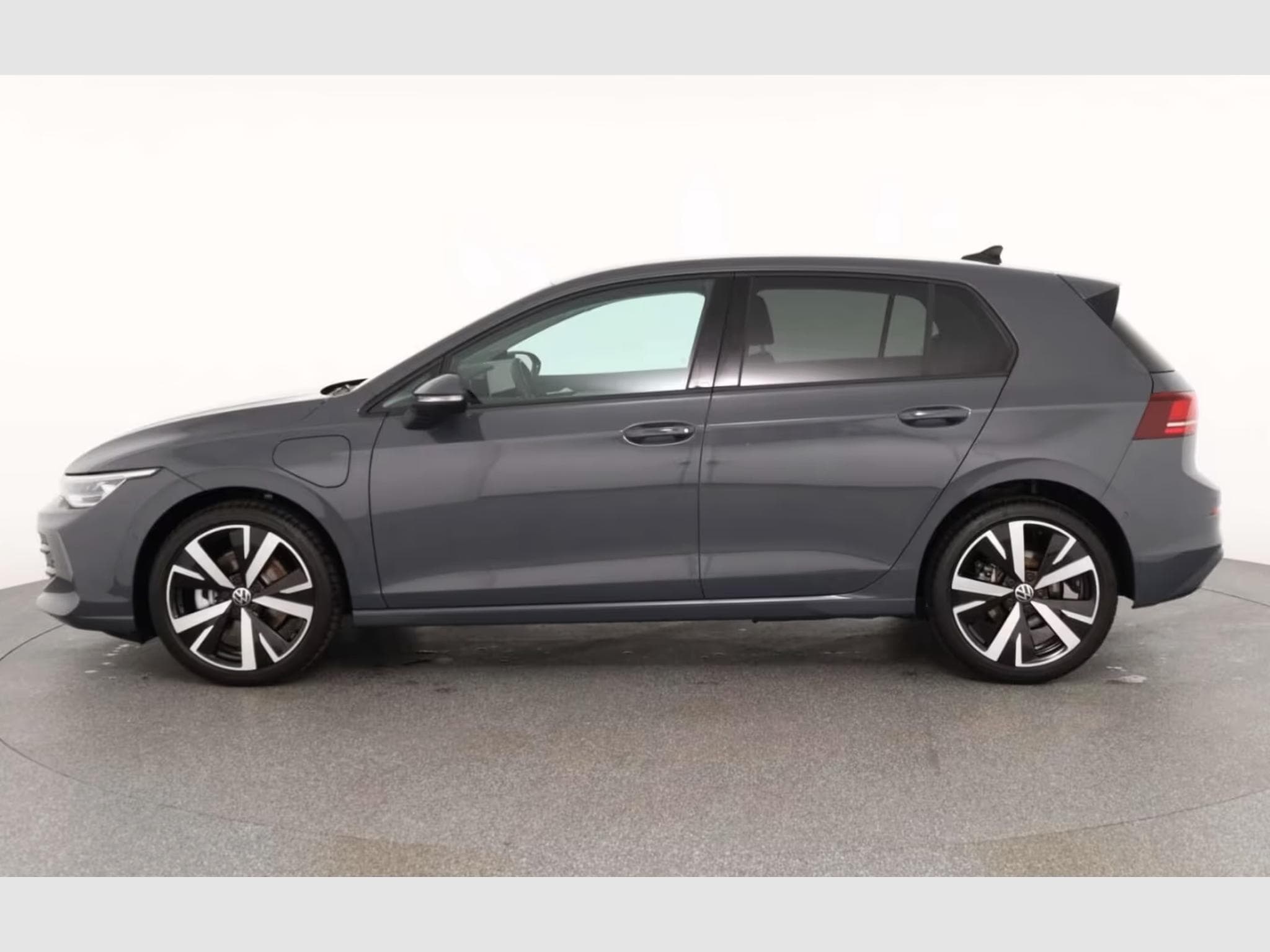 VW Golf VIII 1.5 eHybrid Life DSG NAV/LED/RFK/ACC/18'' (2025) - Photo 4