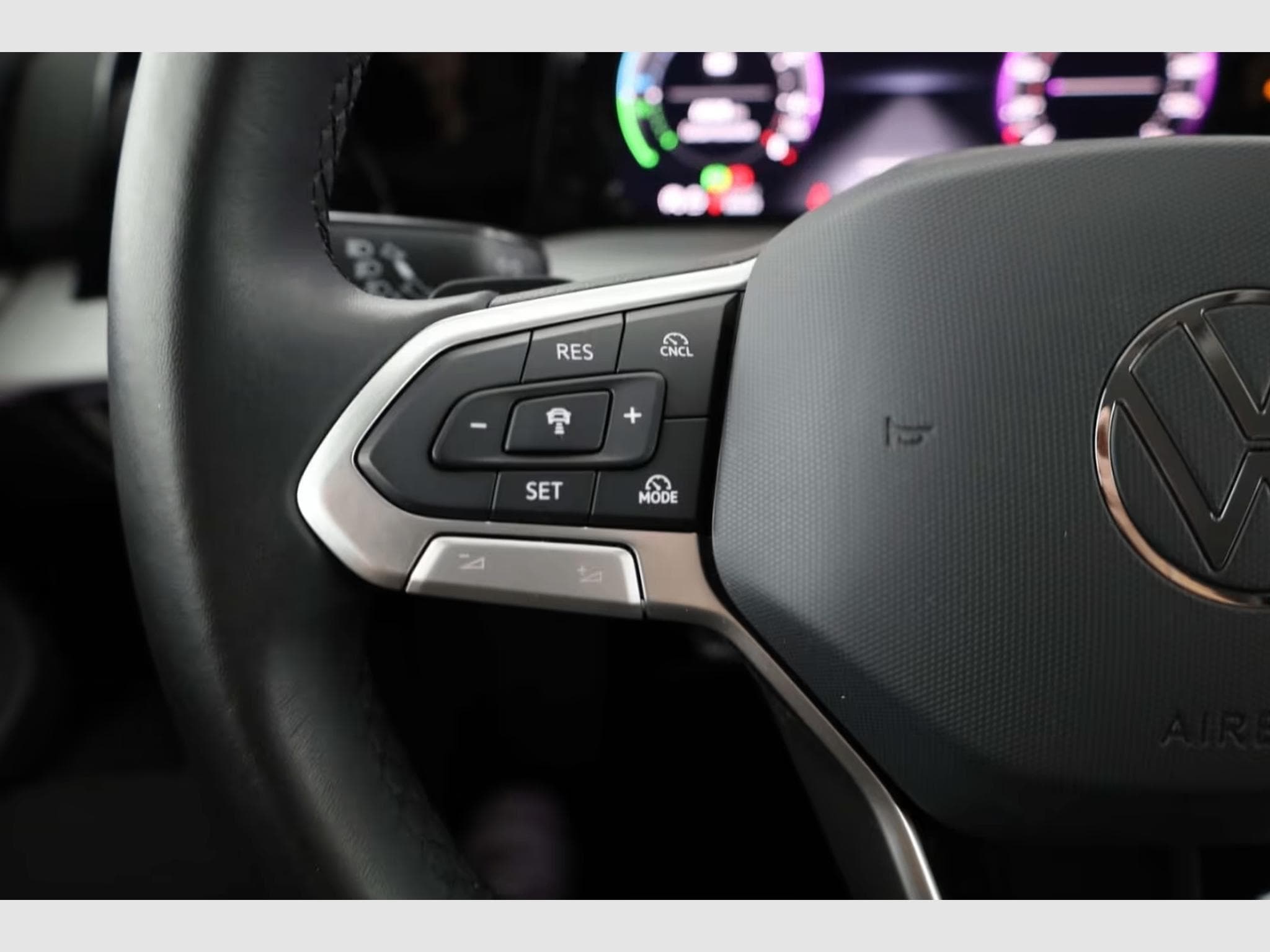 VW Golf VIII 1.5 eHybrid Life DSG NAV/LED/RFK/ACC/18'' (2025) - Photo 12