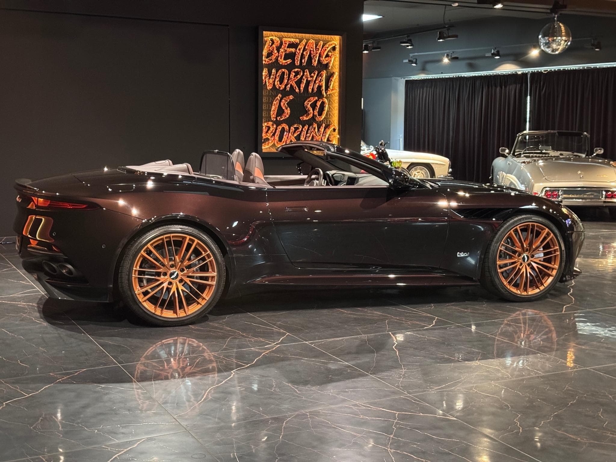Aston-Martin DBS Volante V12 Superleggera (2020) - Photo 2
