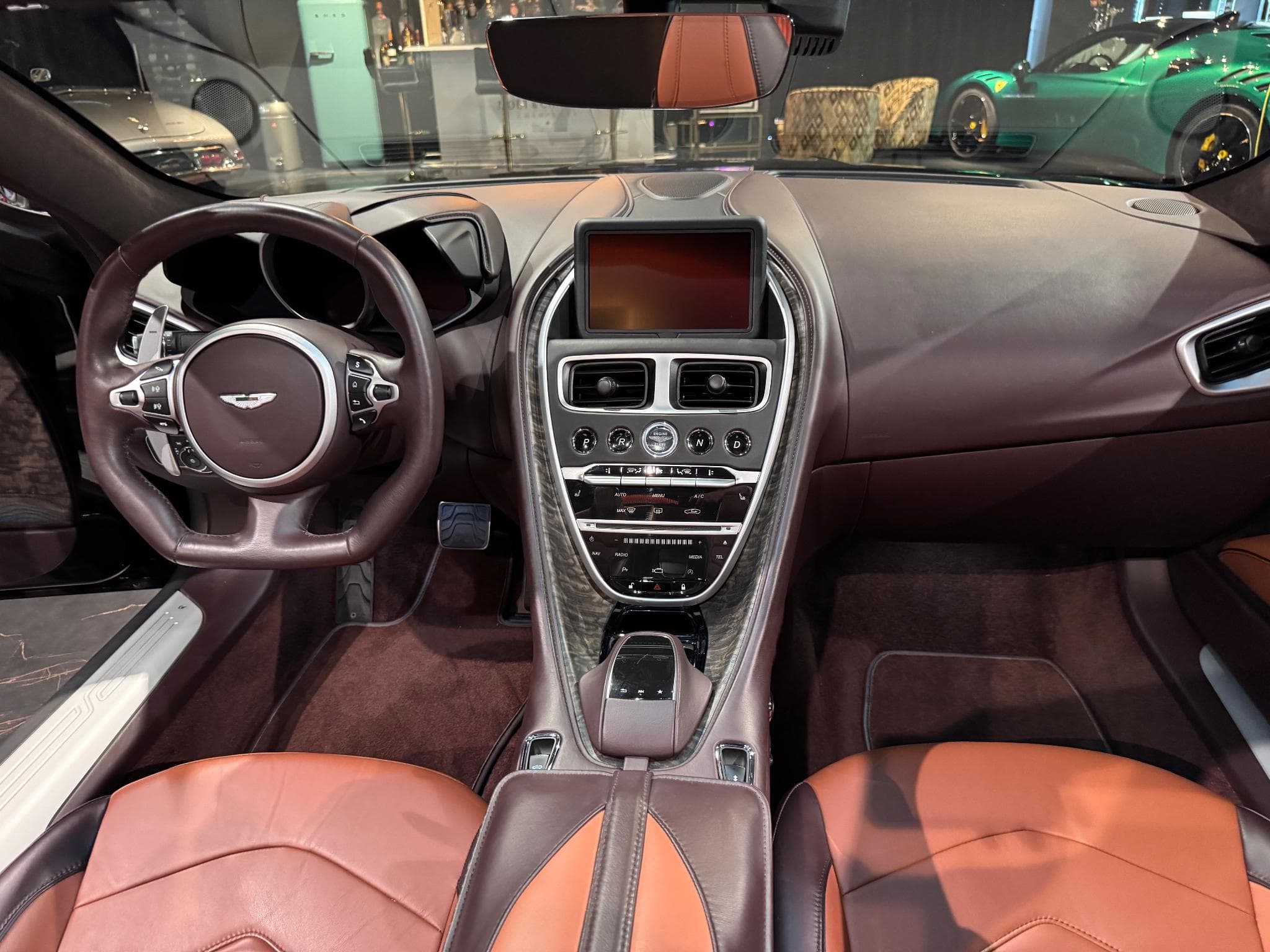 Aston-Martin DBS Volante V12 Superleggera (2020) - Photo 5