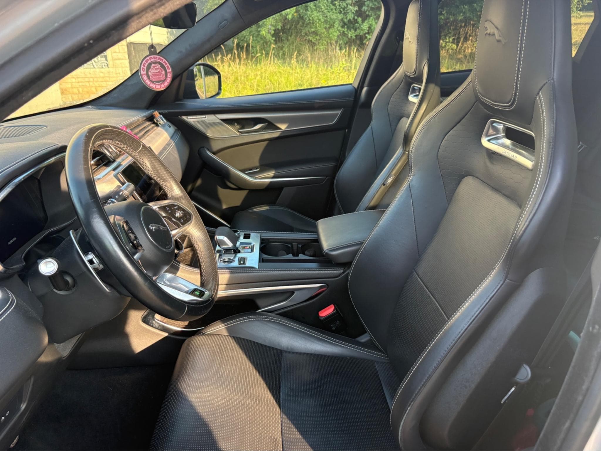 Jaguar F-Pace R Dynamic (2021) - Photo 2