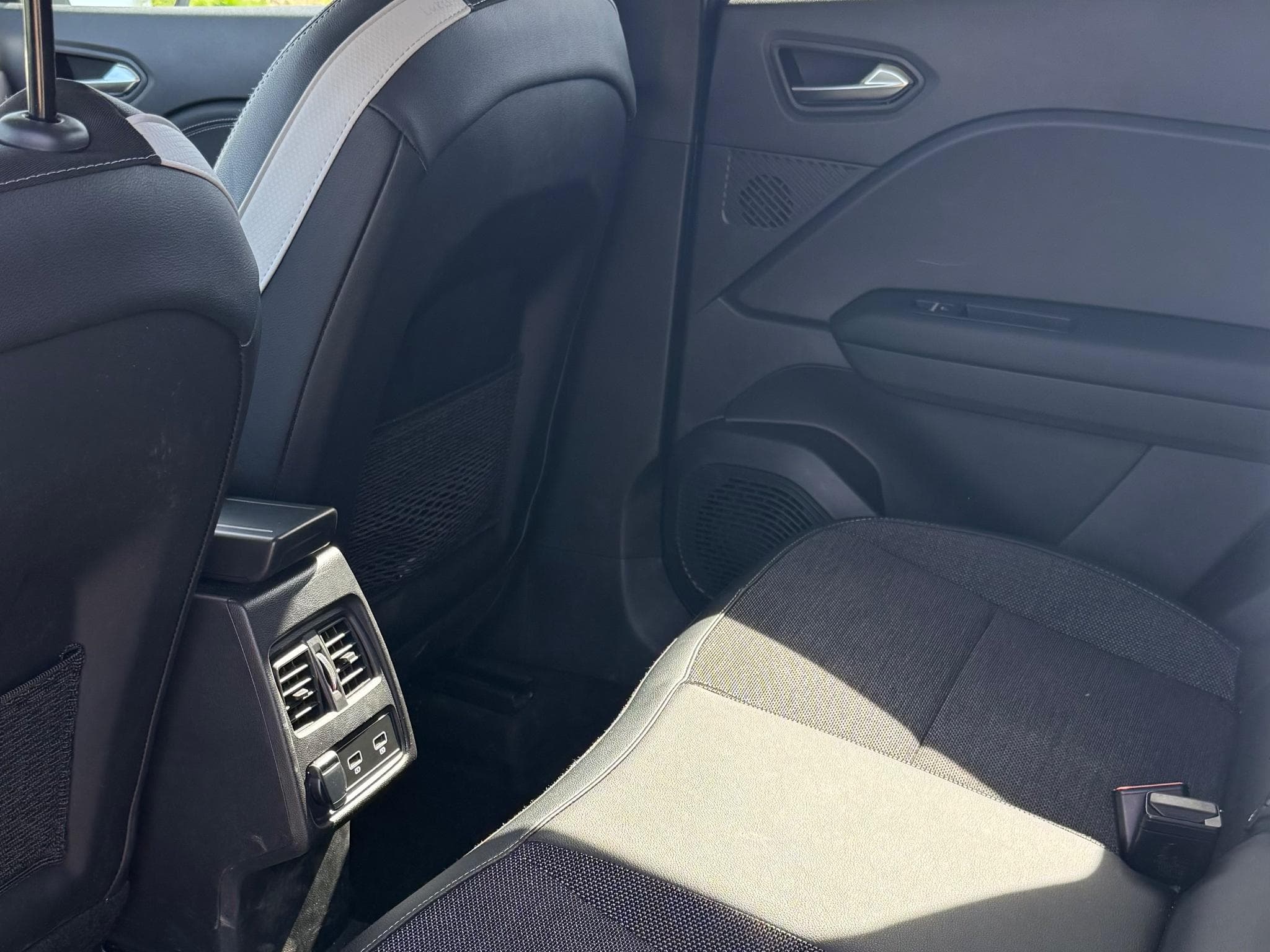 Renault Captur Techno mild hybrid 140 EDC (2024) - Photo 9