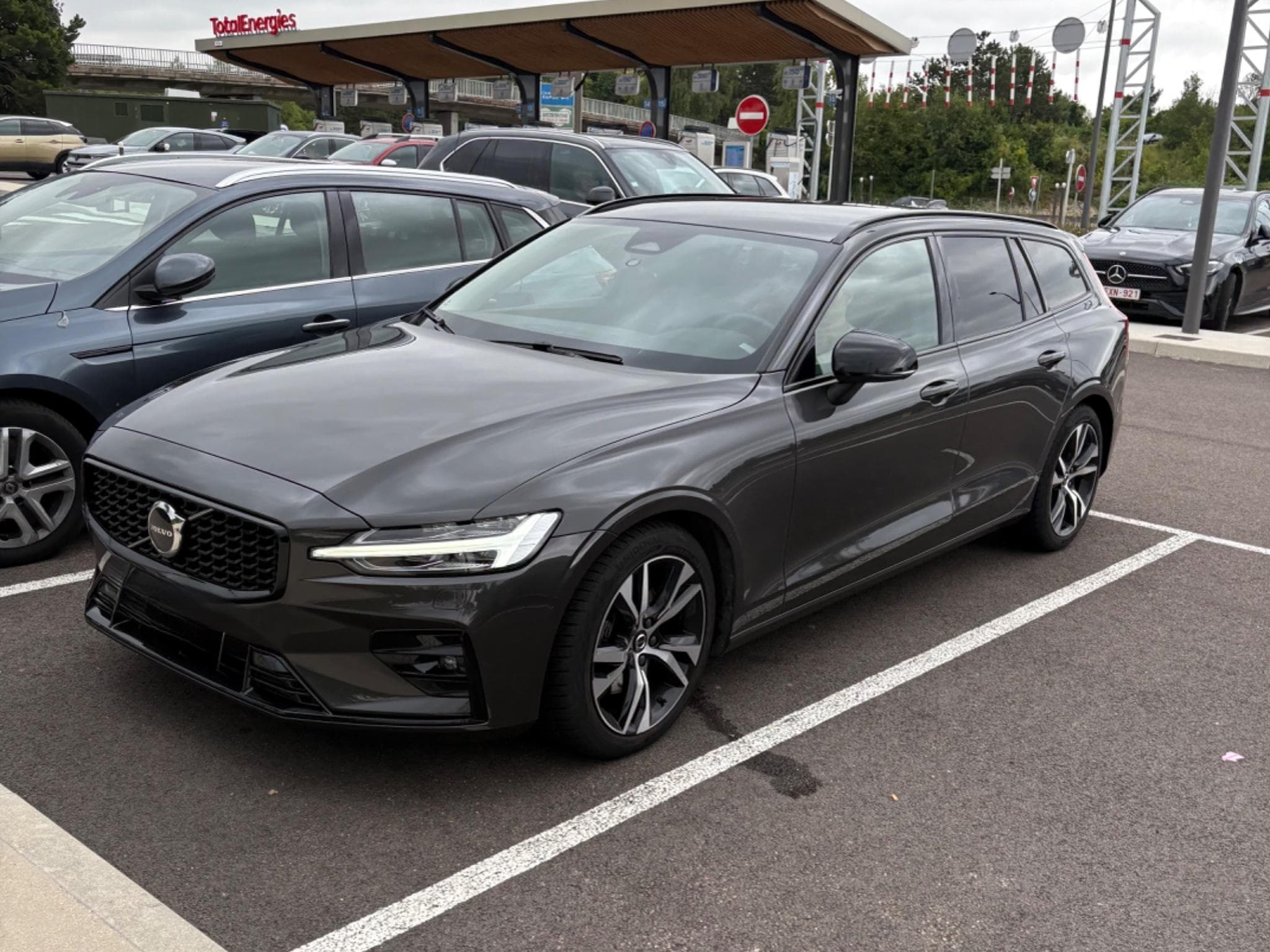 Volvo V60 V60 plus B4 mild hybrid diesel dark (2023) - Foto 1