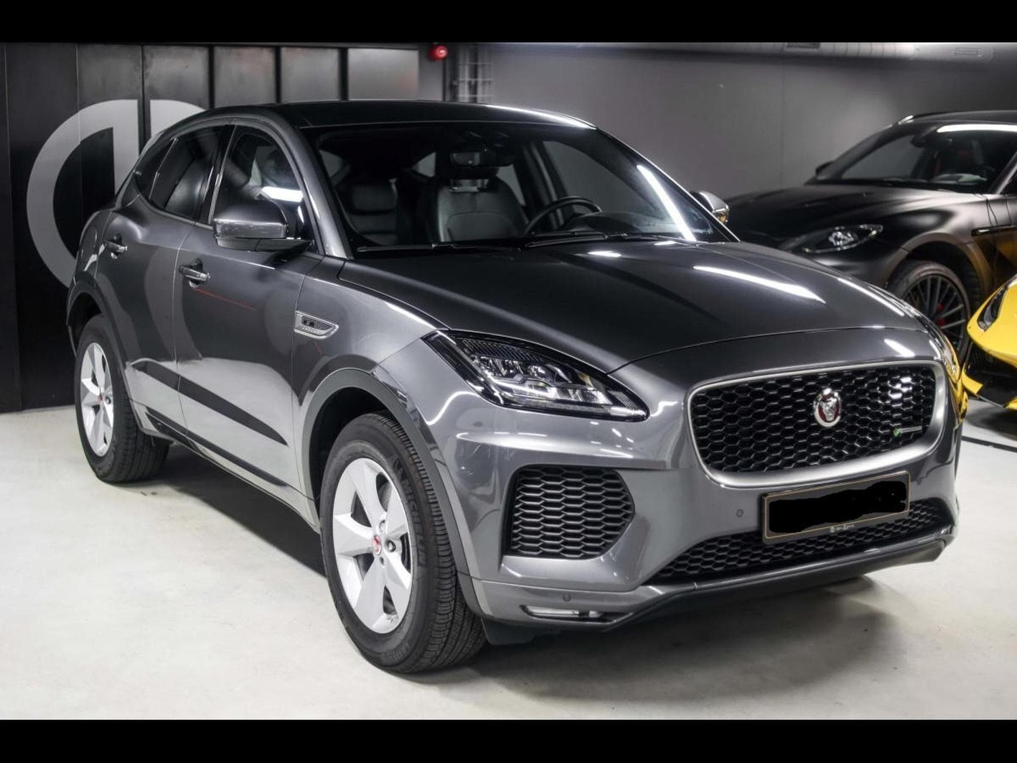 Jaguar E-Pace S - Line / R - Dynamic (2020) - Foto 1