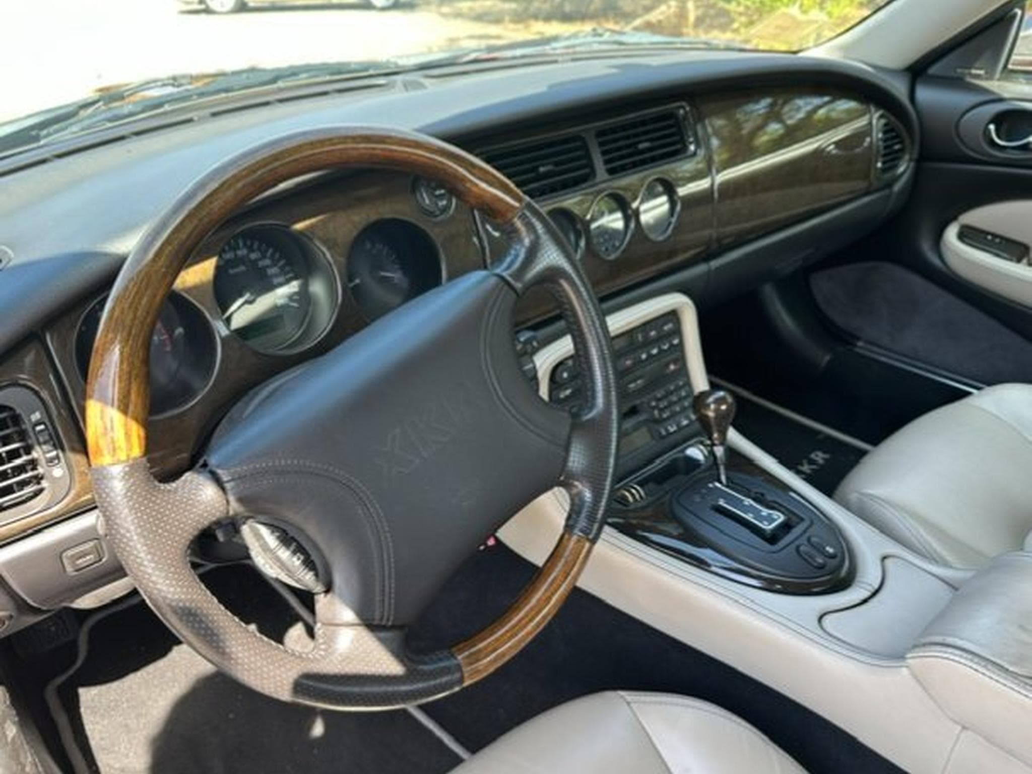 Jaguar XKR Coupé (1999) - Photo 3
