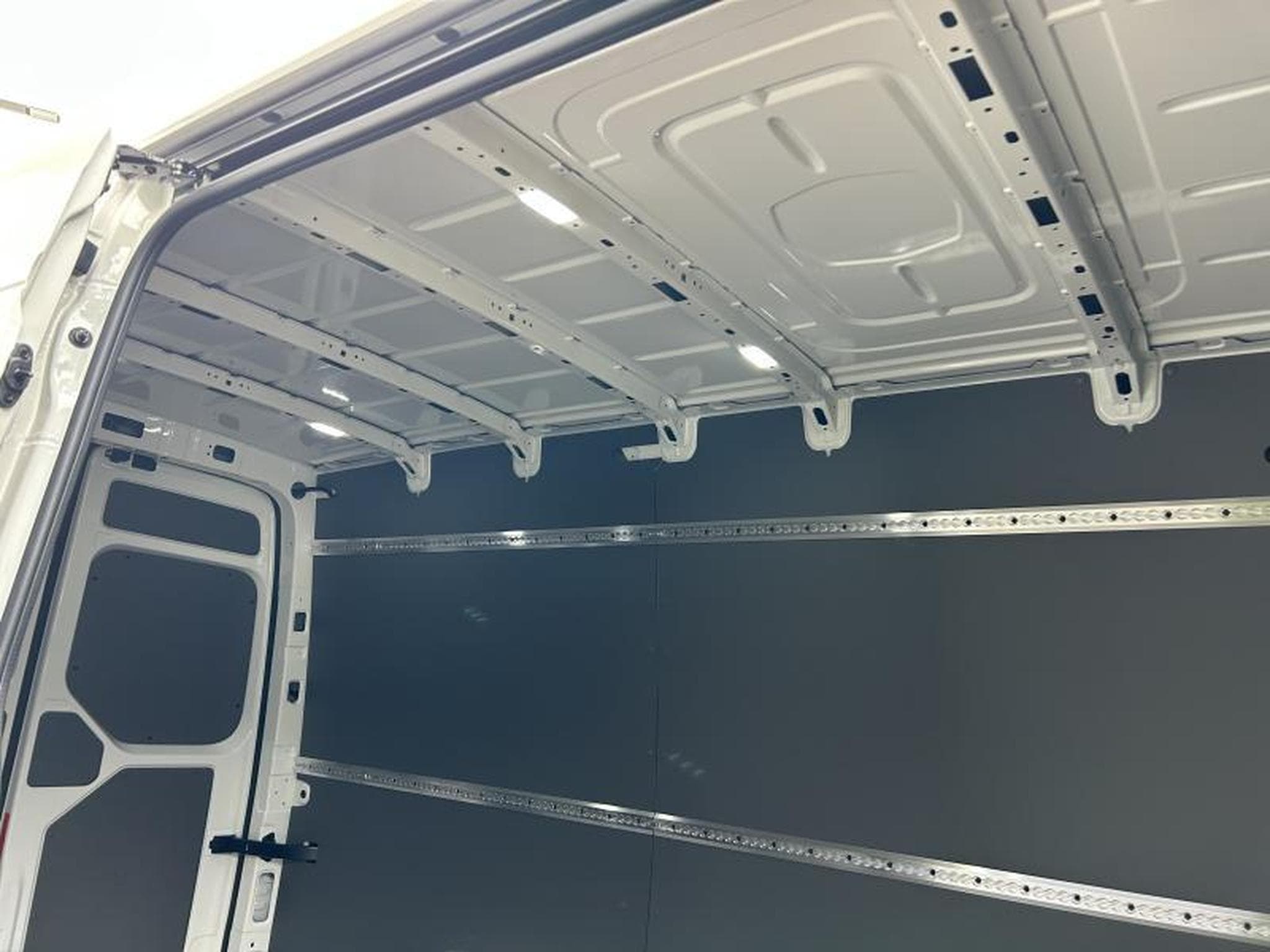 VW Crafter Fourgon (2025) - Photo 11