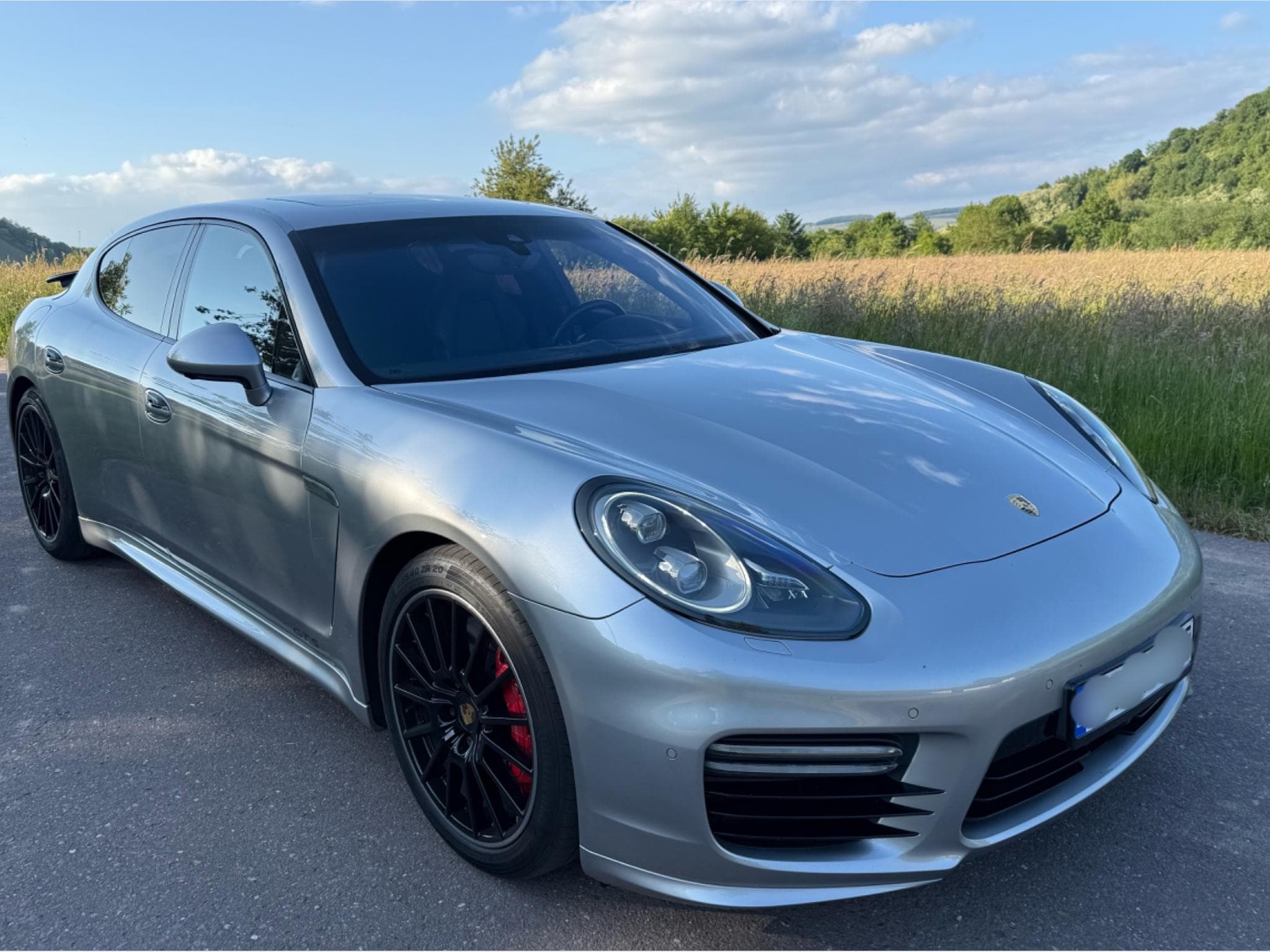 Porsche Panamera GTS (2016) - Photo 1