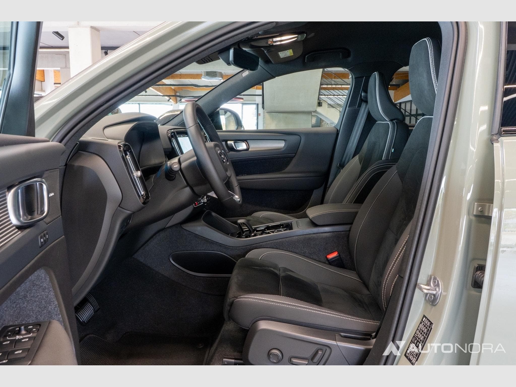 Volvo XC40 B3 2WD Plus Dark (2023) - Photo 11