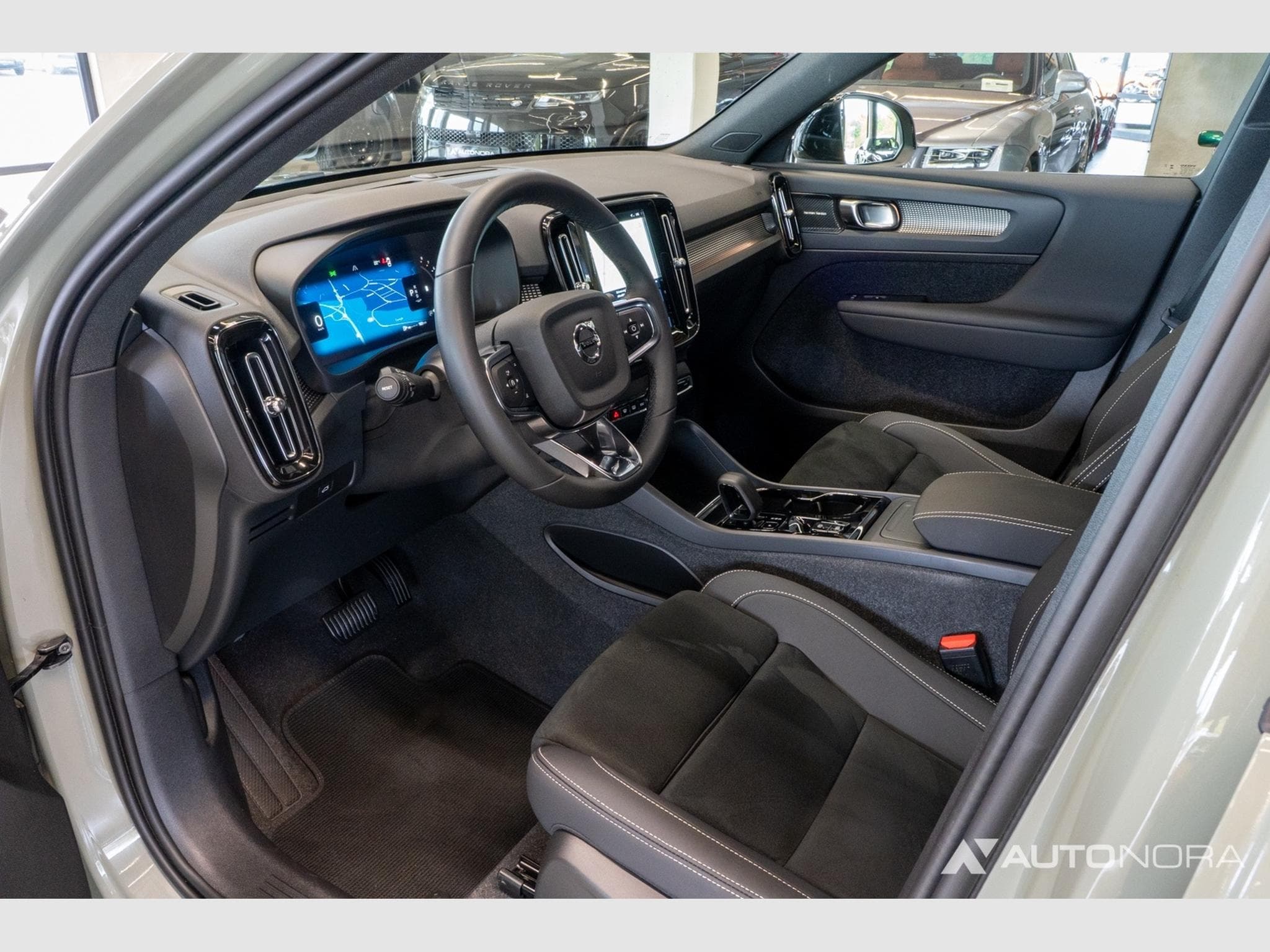 Volvo XC40 B3 2WD Plus Dark (2023) - Photo 12