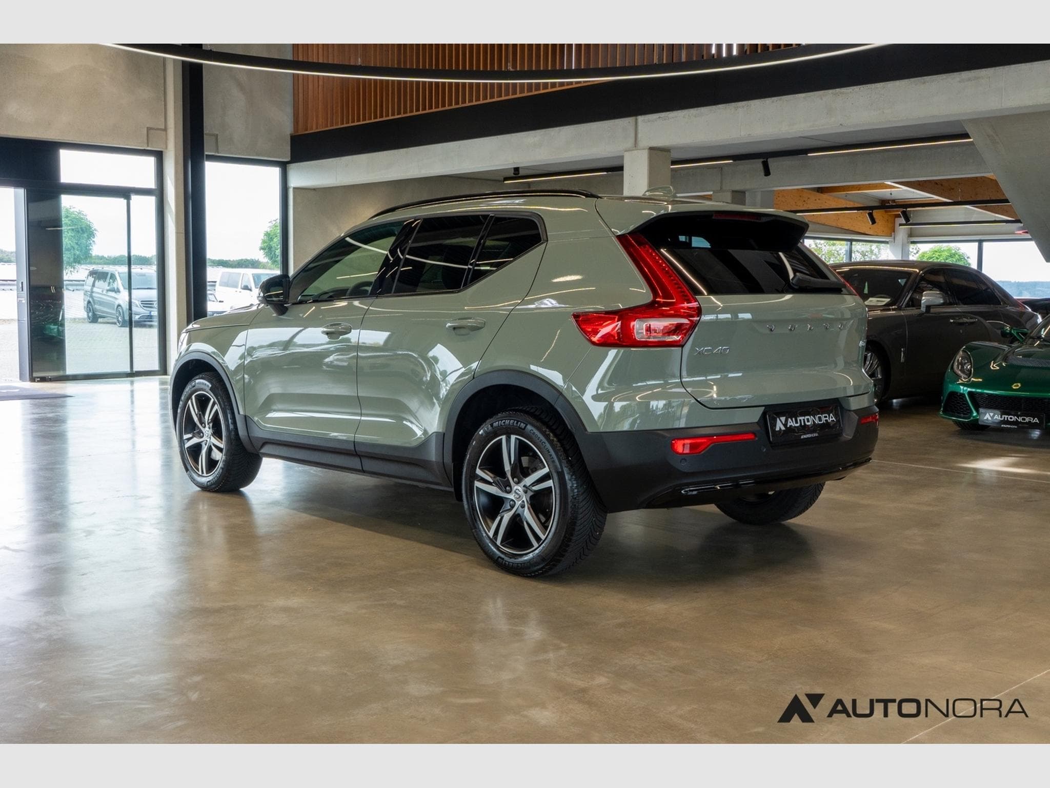 Volvo XC40 B3 2WD Plus Dark (2023) - Photo 2