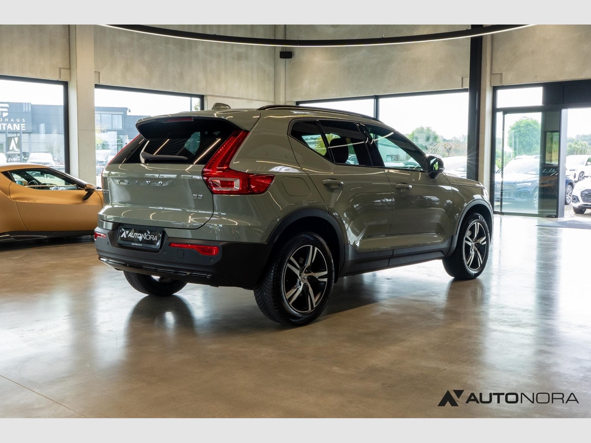Volvo XC40 B3 2WD Plus Dark (2023) - Photo 4