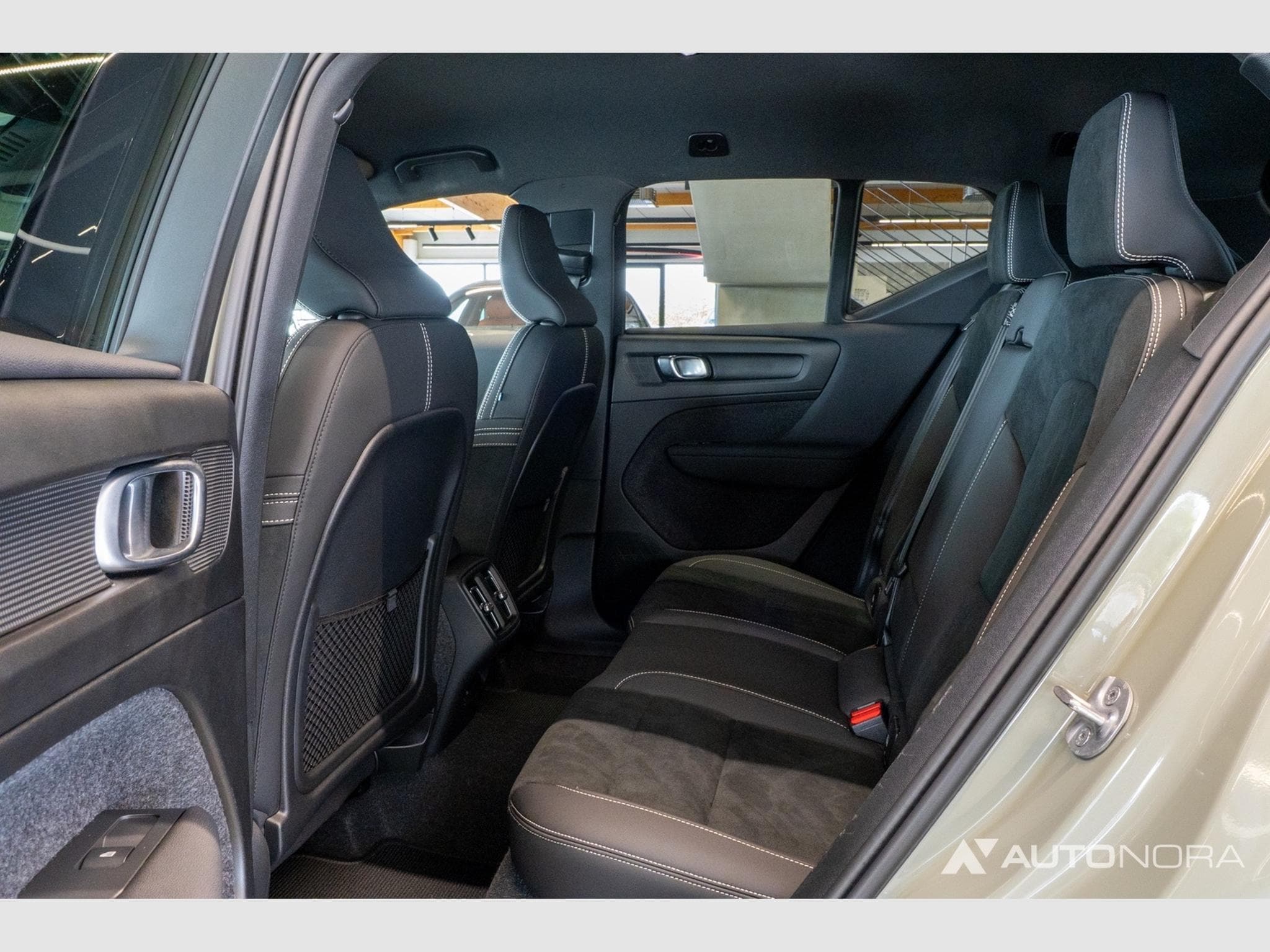 Volvo XC40 B3 2WD Plus Dark (2023) - Photo 14