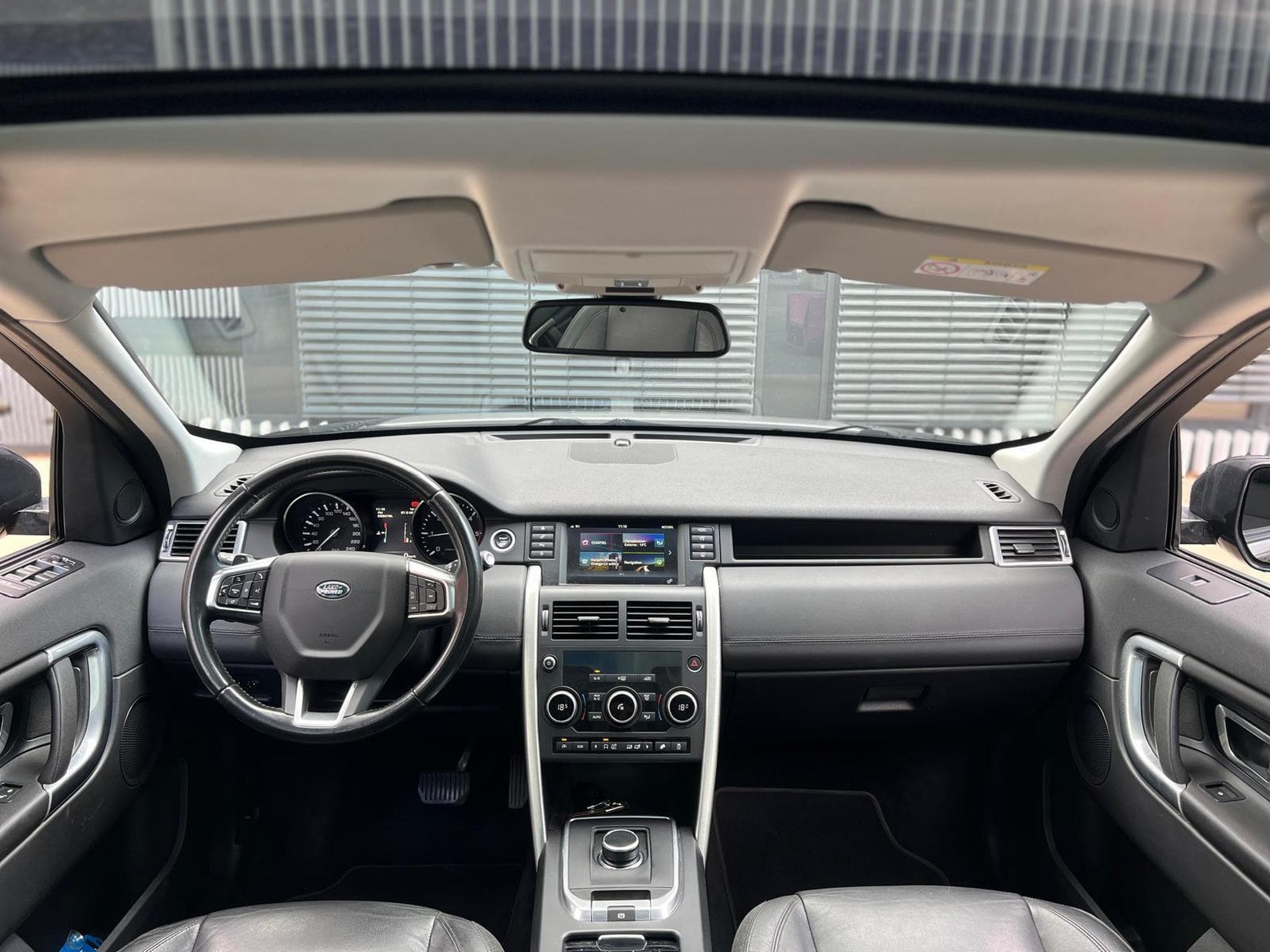 Land-Rover Discovery AUTOMATIQUE / DIESEL / PANORAMIQUE / (2016) - Photo 10