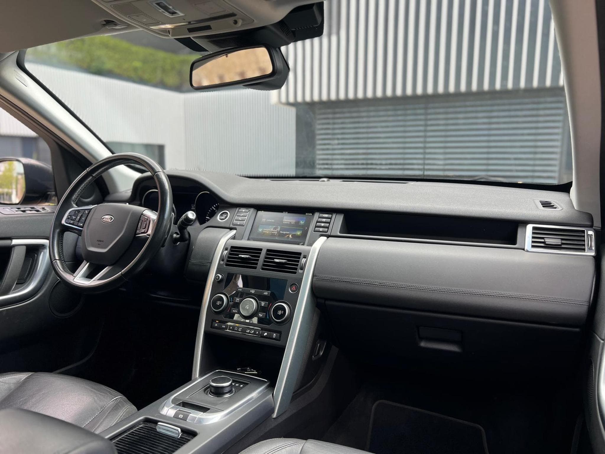 Land-Rover Discovery AUTOMATIQUE / DIESEL / PANORAMIQUE / (2016) - Photo 13