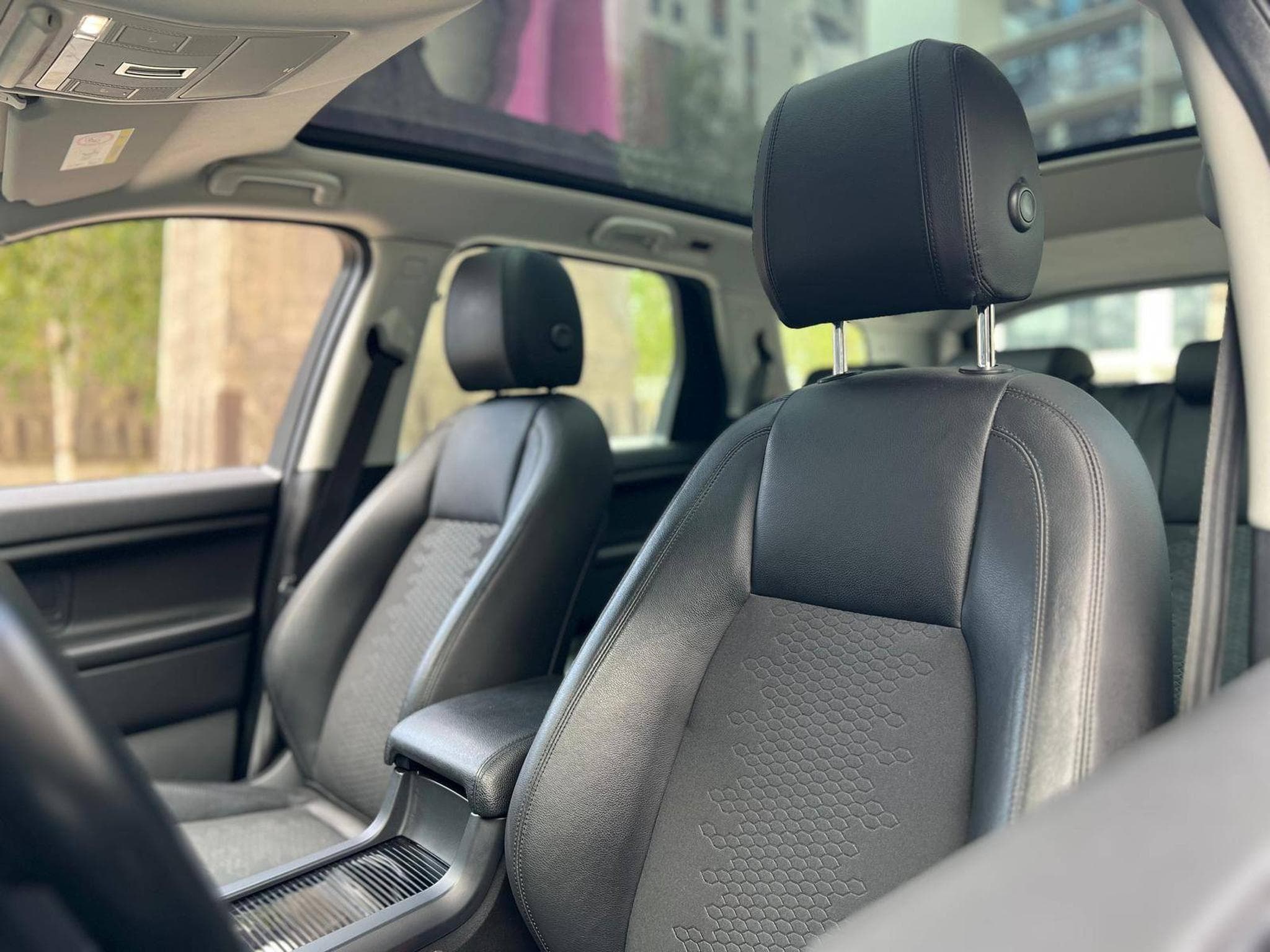 Land-Rover Discovery AUTOMATIQUE / DIESEL / PANORAMIQUE / (2016) - Photo 15
