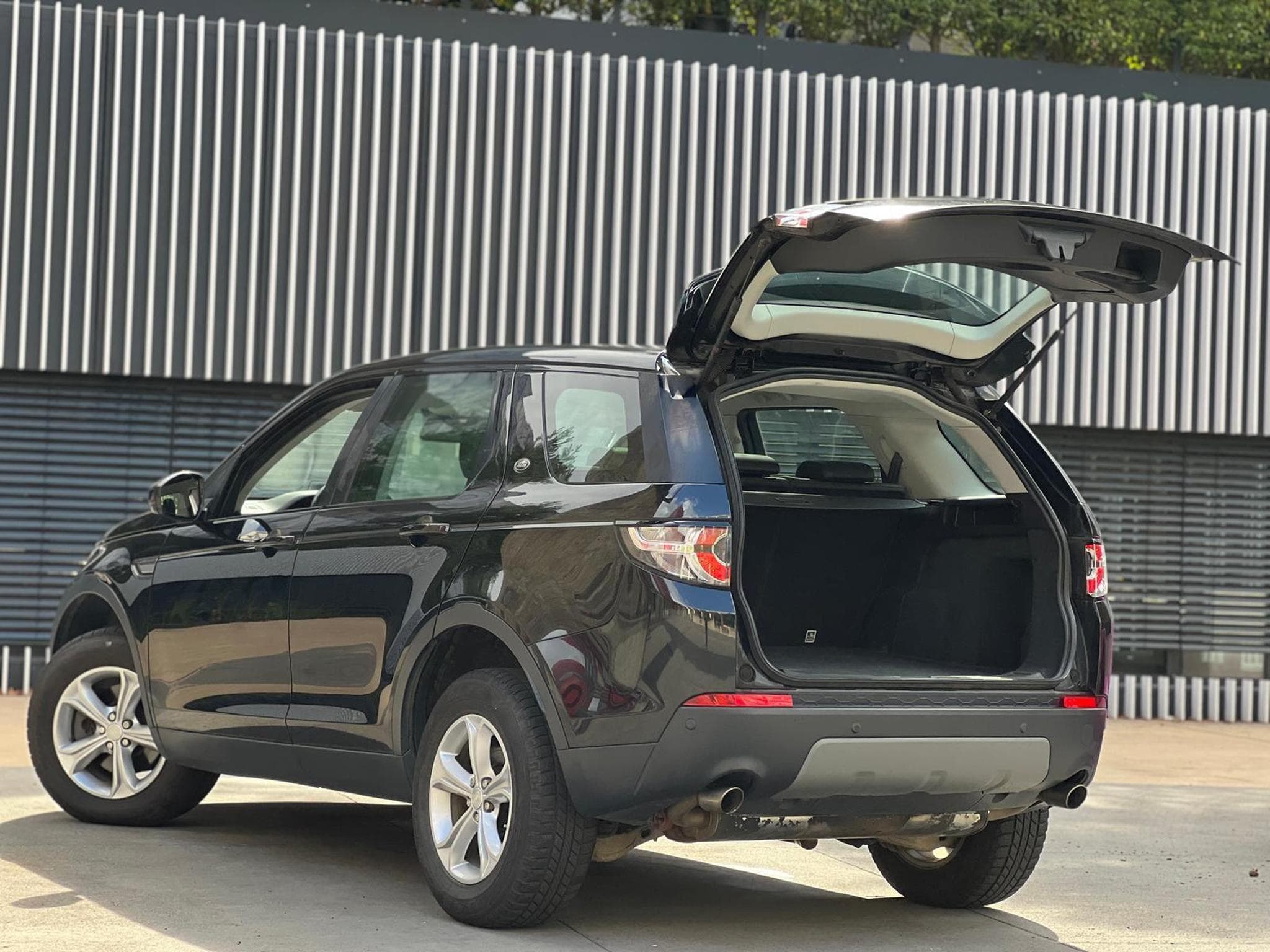 Land-Rover Discovery AUTOMATIQUE / DIESEL / PANORAMIQUE / (2016) - Photo 8