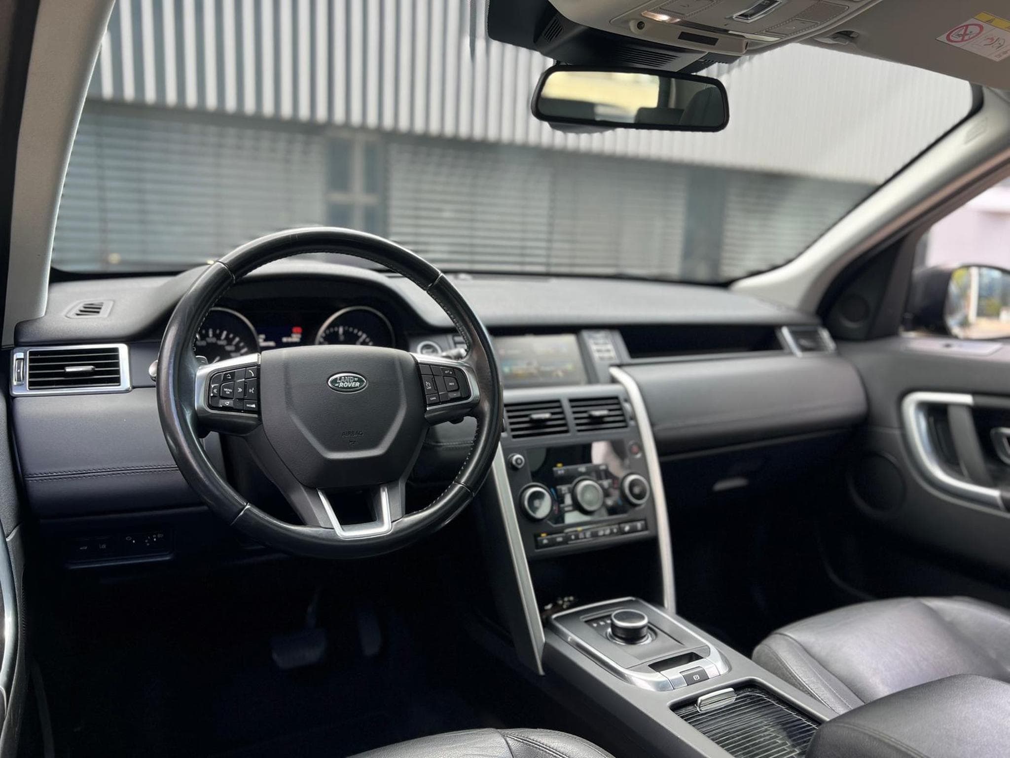 Land-Rover Discovery AUTOMATIQUE / DIESEL / PANORAMIQUE / (2016) - Photo 11